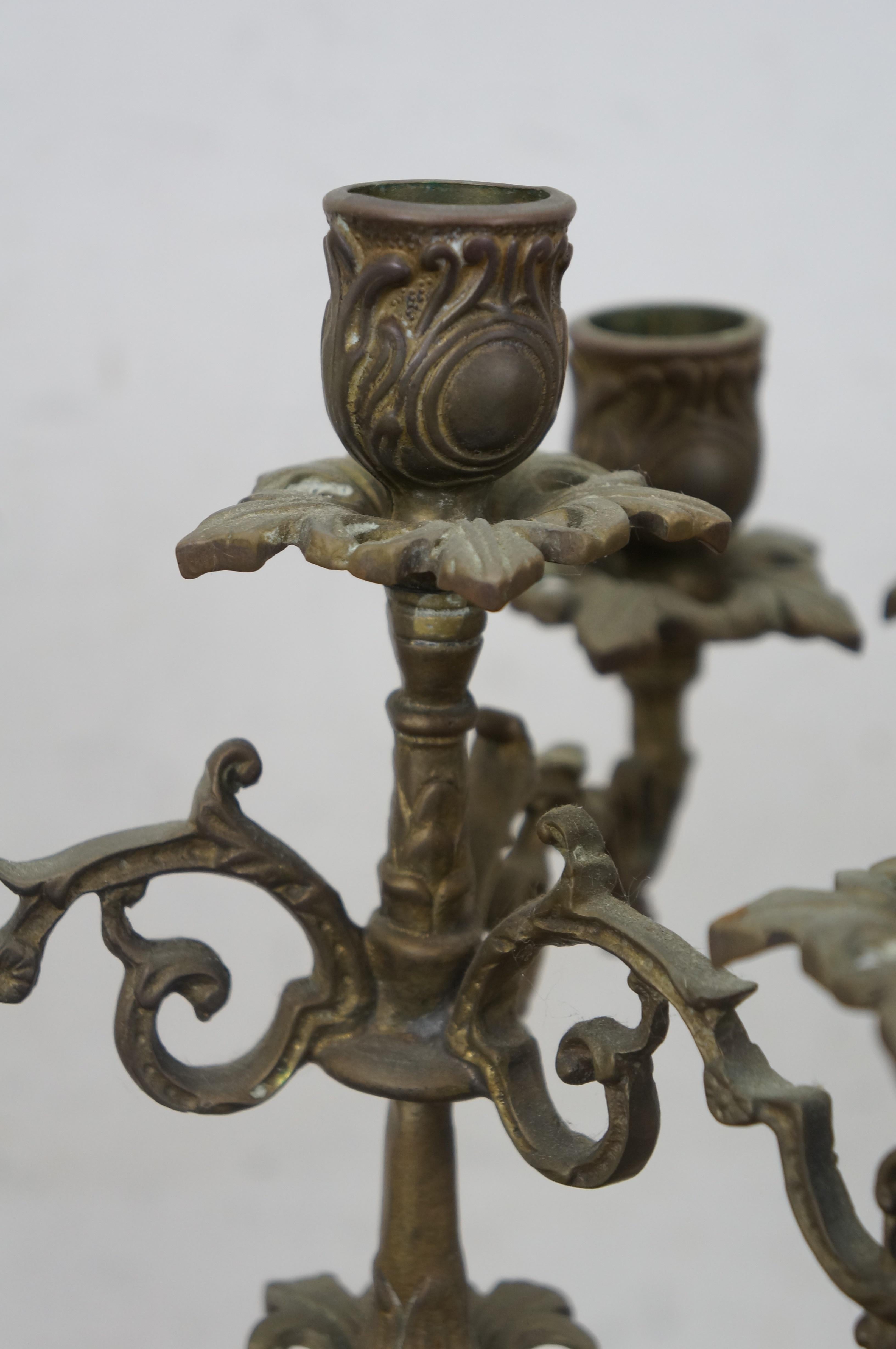 XX secolo 2 Portacandele barocchi figurati in ottone d'epoca da 17 pollici in vendita