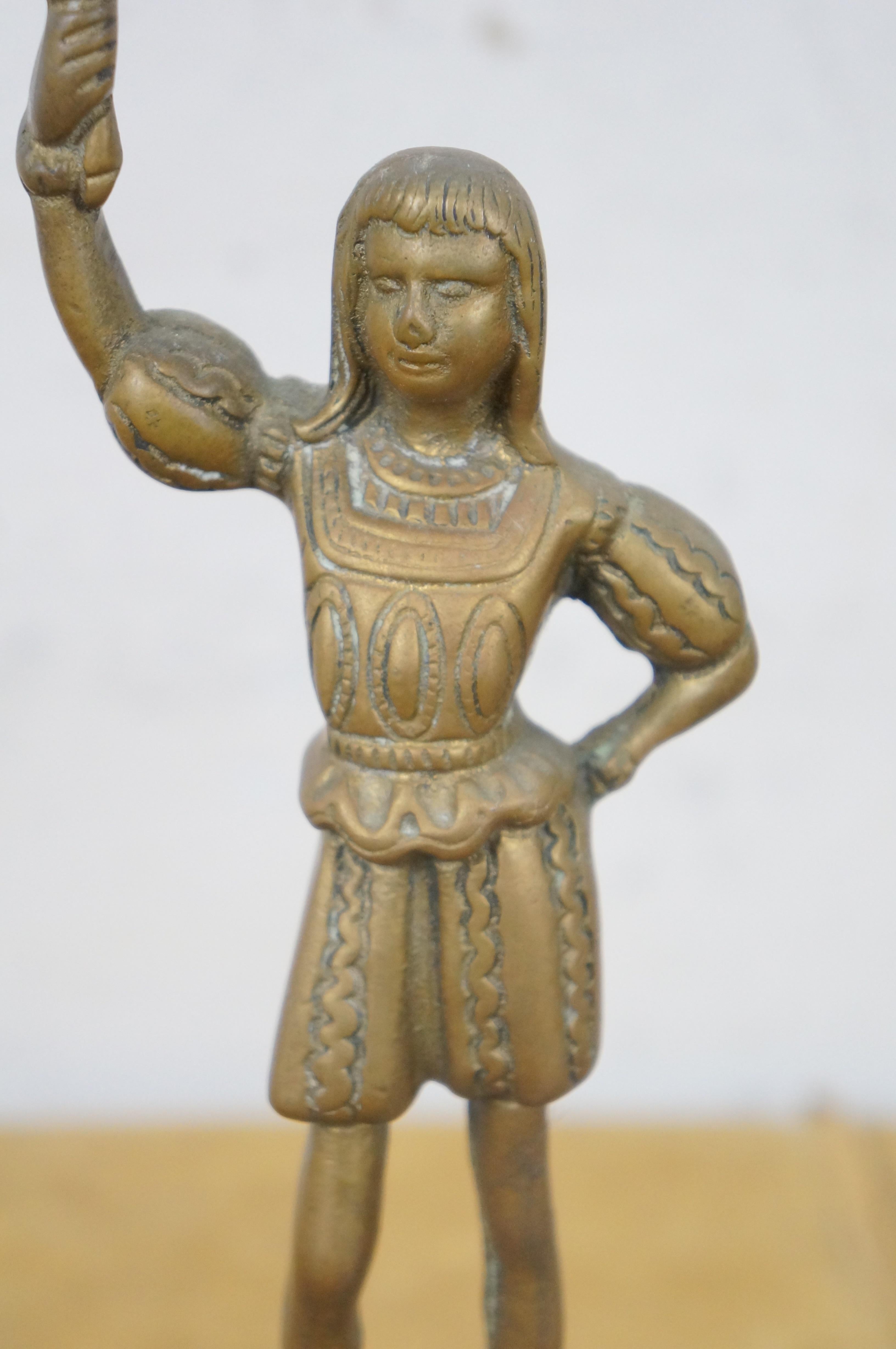 Ottone 2 Portacandele barocchi figurati in ottone d'epoca da 17 pollici in vendita