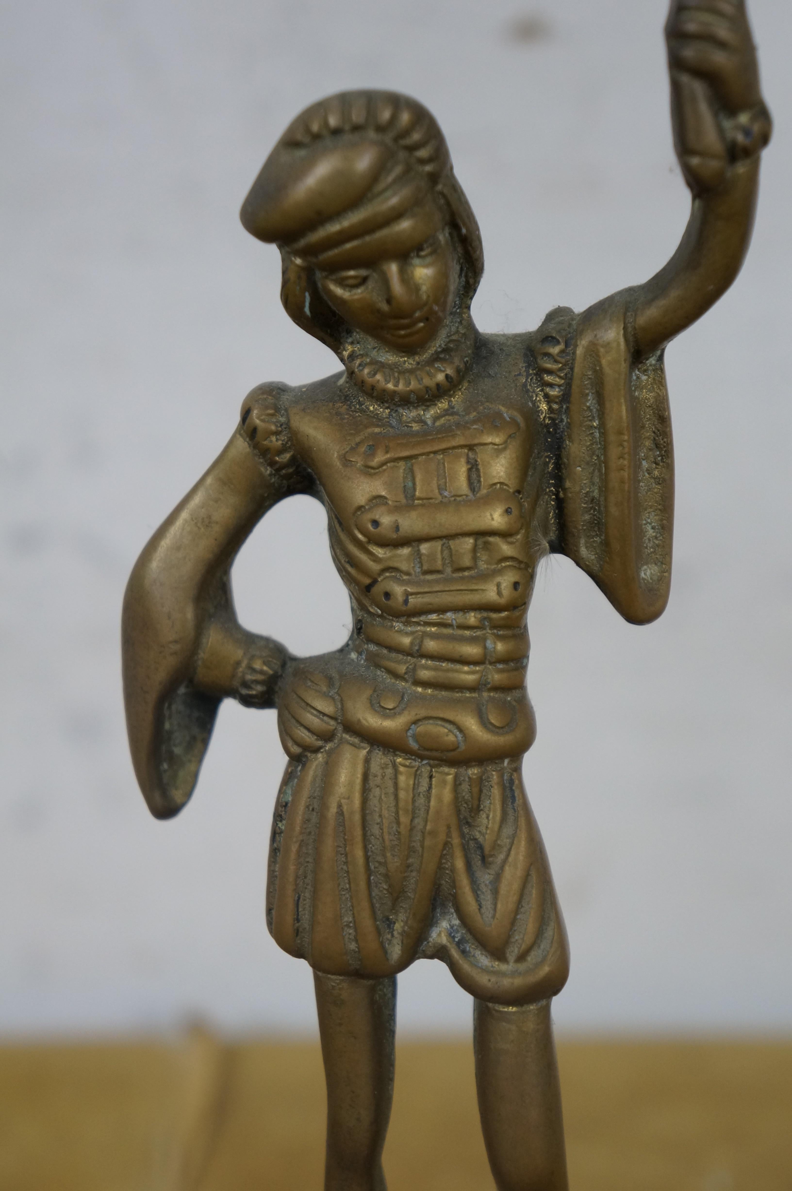 2 Portacandele barocchi figurati in ottone d'epoca da 17 pollici in vendita 1
