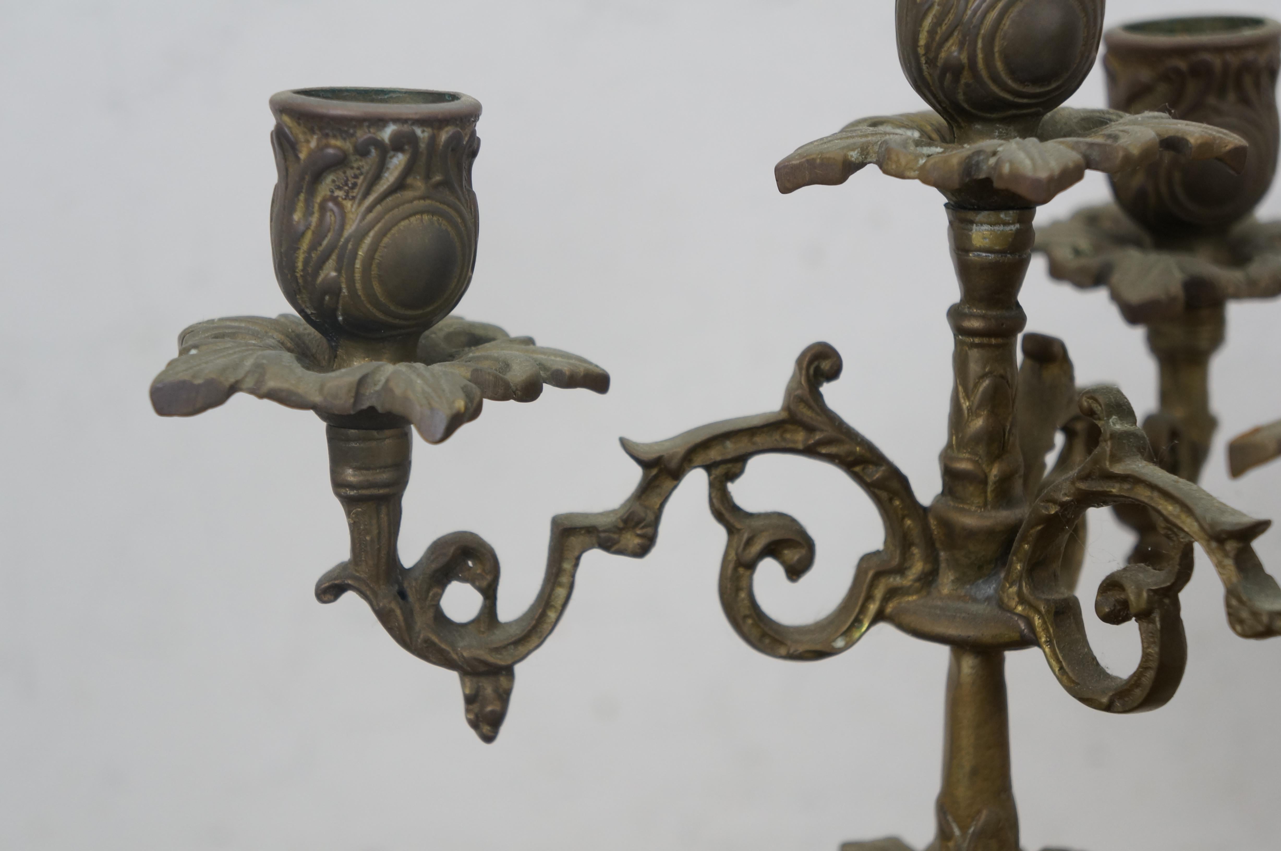 2 Portacandele barocchi figurati in ottone d'epoca da 17 pollici in vendita 2
