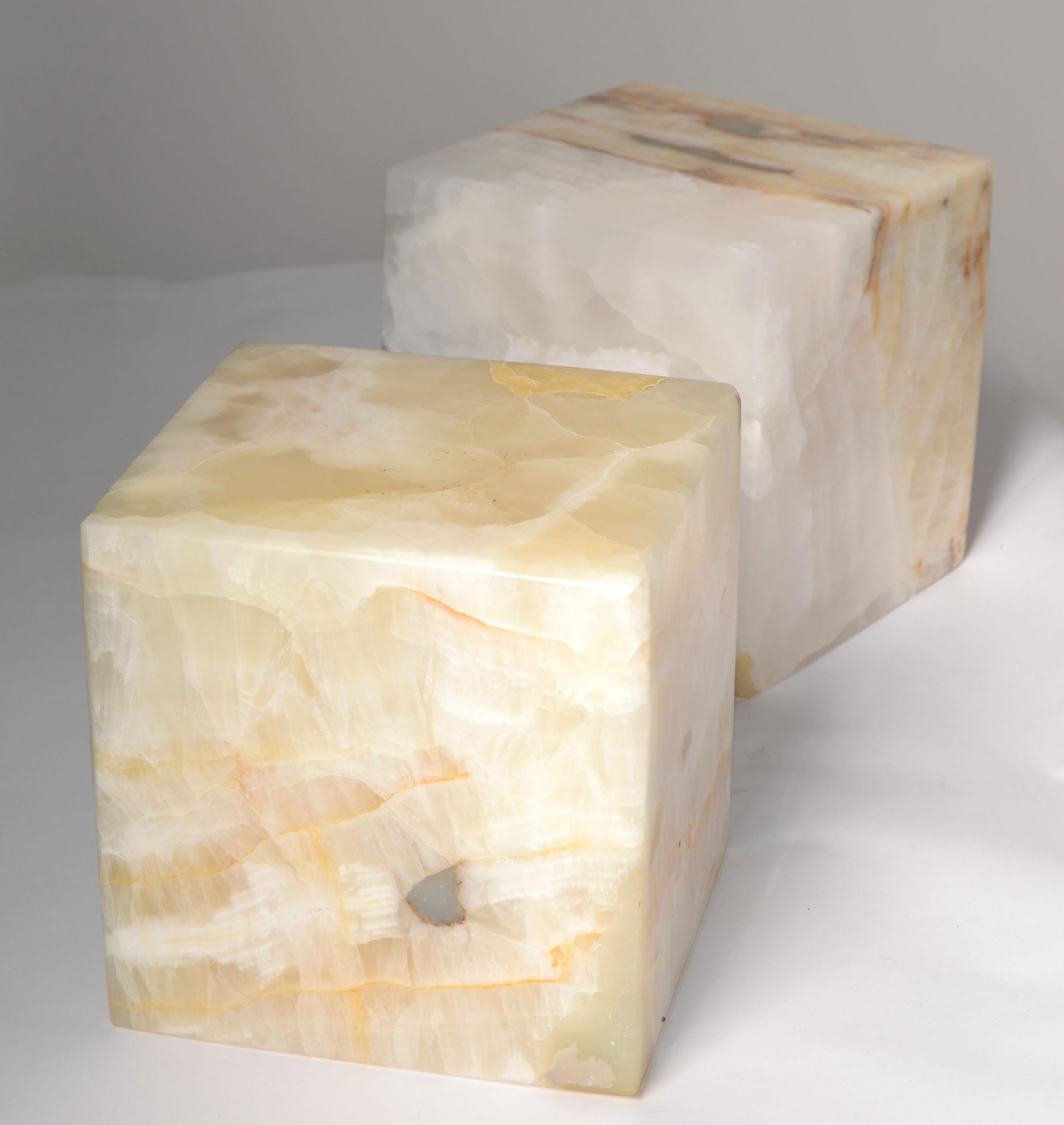 2 Vintage Beige Onyx Cube Handmade Bookends Objects of Art Sculpture Pedestal In Good Condition For Sale In Miami, FL