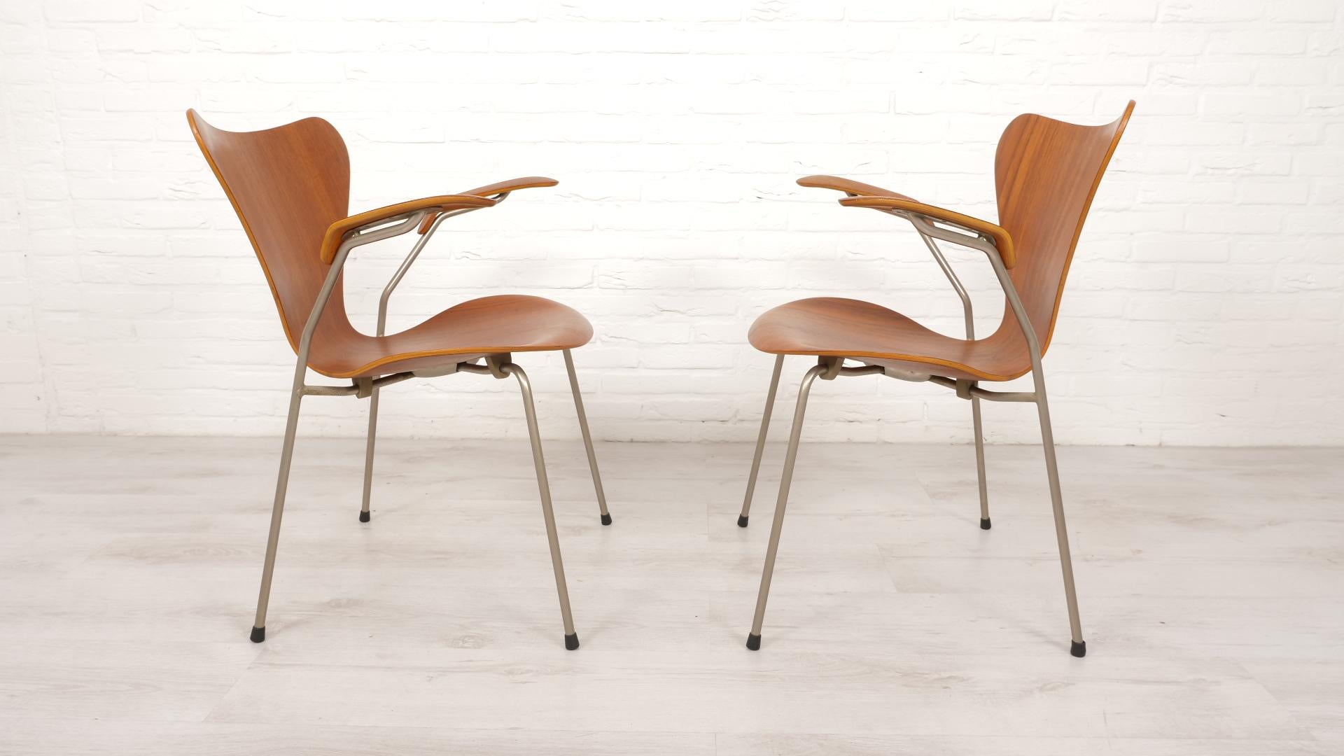 2 Vintage butterfly chairs with armrests by Arne Jacobsen model 3207 Teak For Sale 5