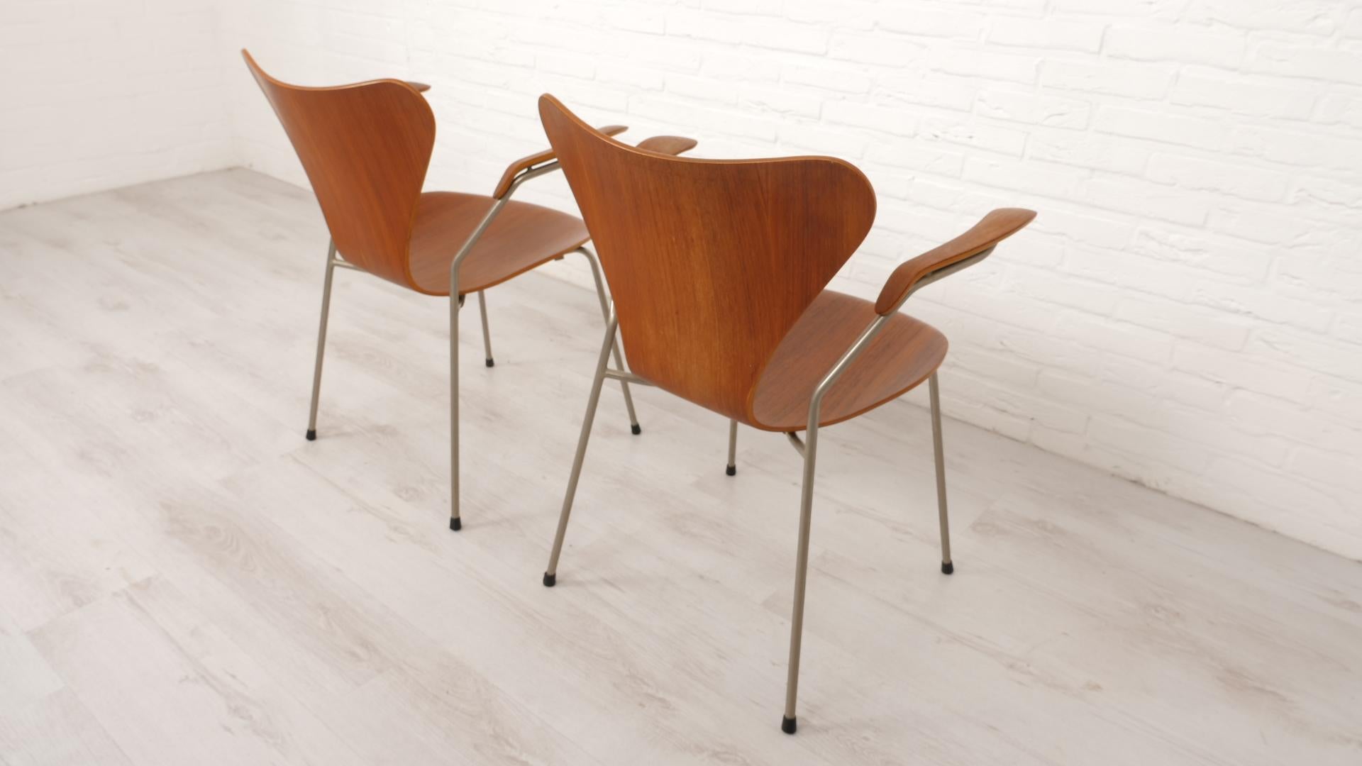 2 chaises papillon vintage avec accoudoirs d'Arne Jacobsen modèle 3207 teck en vente 5
