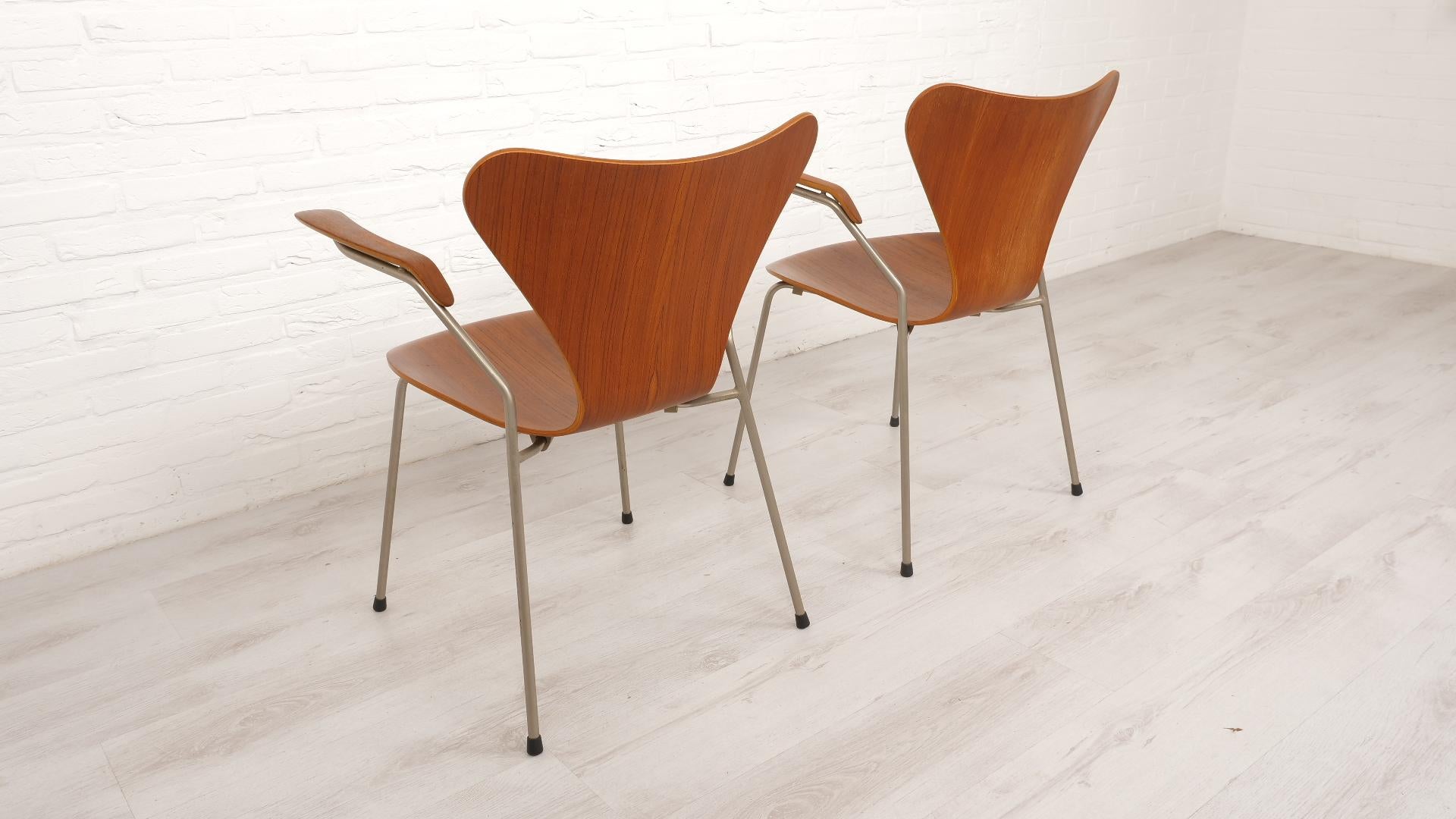 2 Vintage butterfly chairs with armrests by Arne Jacobsen model 3207 Teak For Sale 7