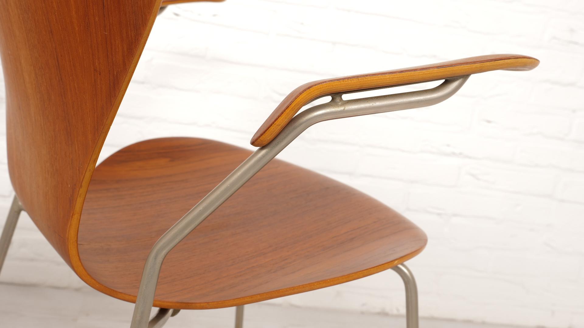 2 chaises papillon vintage avec accoudoirs d'Arne Jacobsen modèle 3207 teck en vente 8