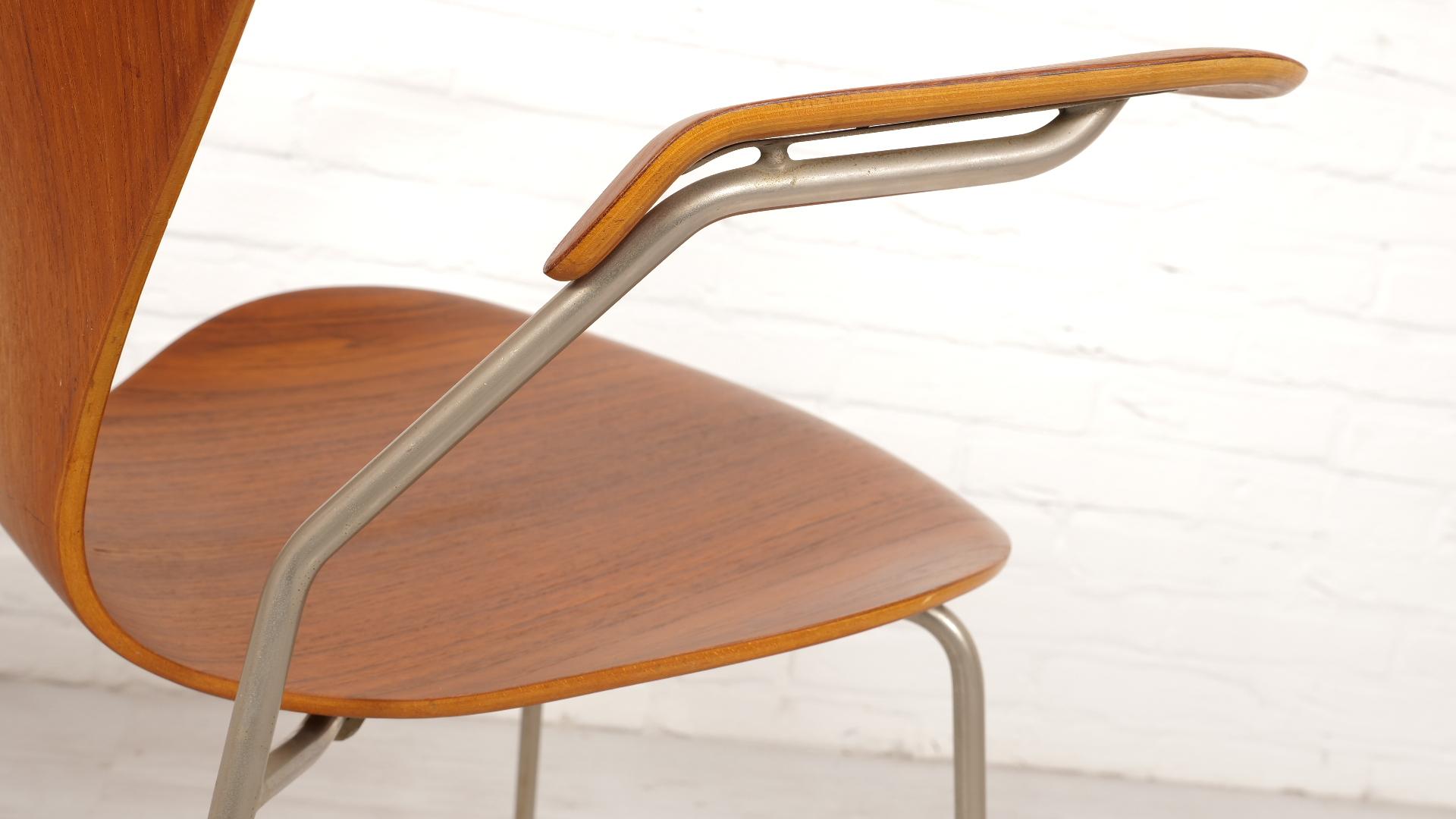 2 chaises papillon vintage avec accoudoirs d'Arne Jacobsen modèle 3207 teck en vente 9