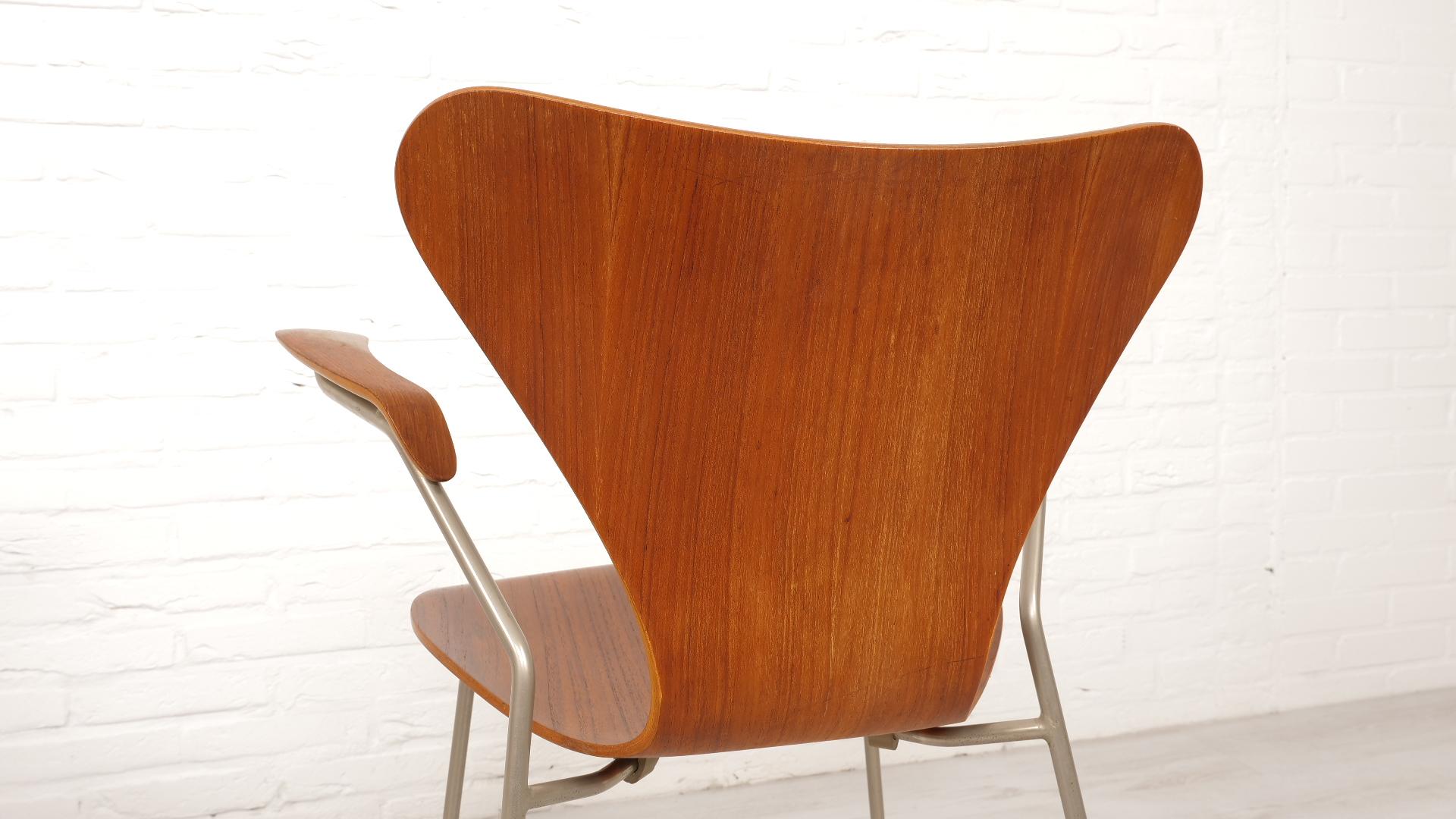 2 Vintage butterfly chairs with armrests by Arne Jacobsen model 3207 Teak For Sale 11