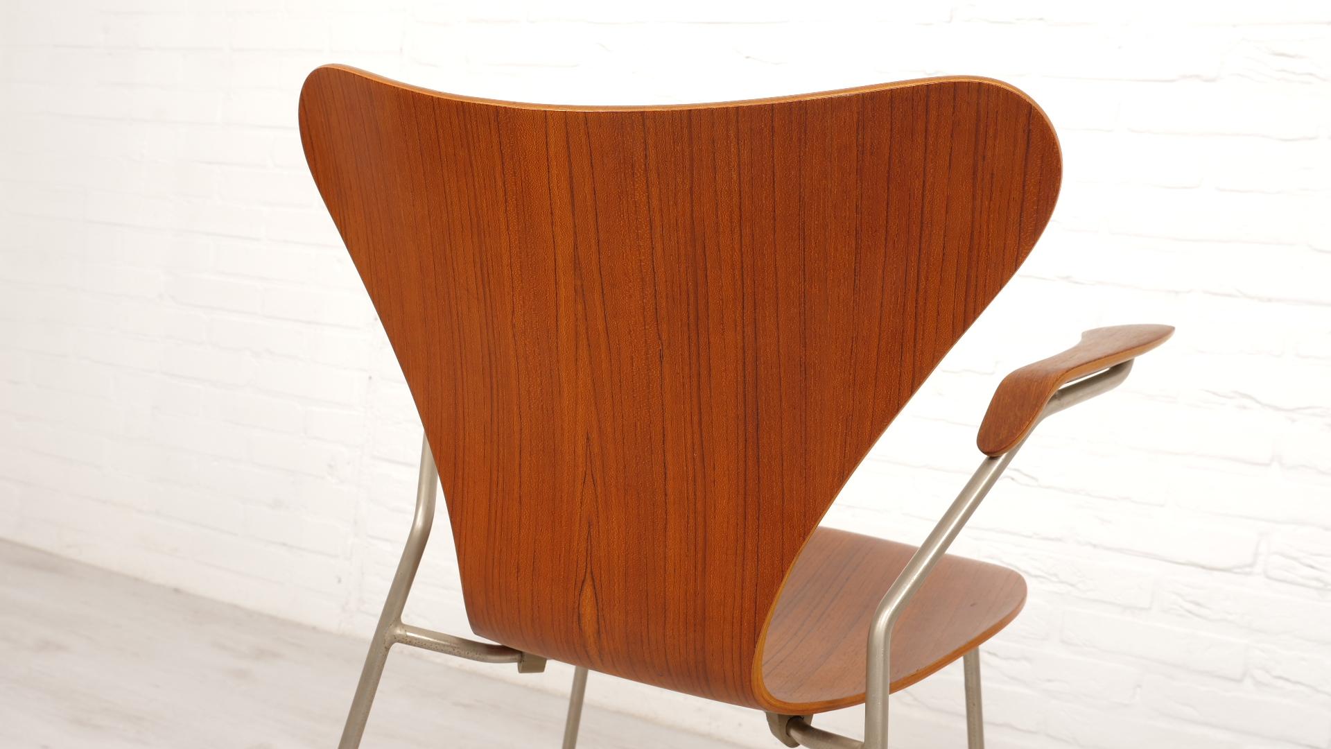 2 Vintage butterfly chairs with armrests by Arne Jacobsen model 3207 Teak For Sale 12