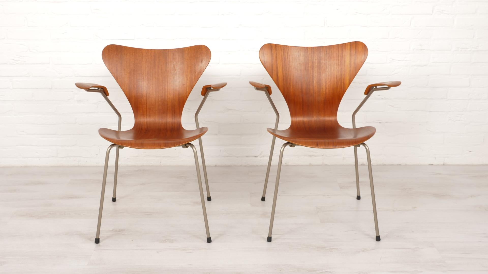 Satz von 2 schönen Vintage Schmetterlingsstühlen mit Armlehne Modell 3207, entworfen von Arne Jacobsen für Fritz Hansen. Dieses Set ist aus Teakholz und ist eine frühe Ausgabe.

Zeitraum des Designs: 1950 - 1960
Stil: Moderne Mitte des Jahrhunderts
