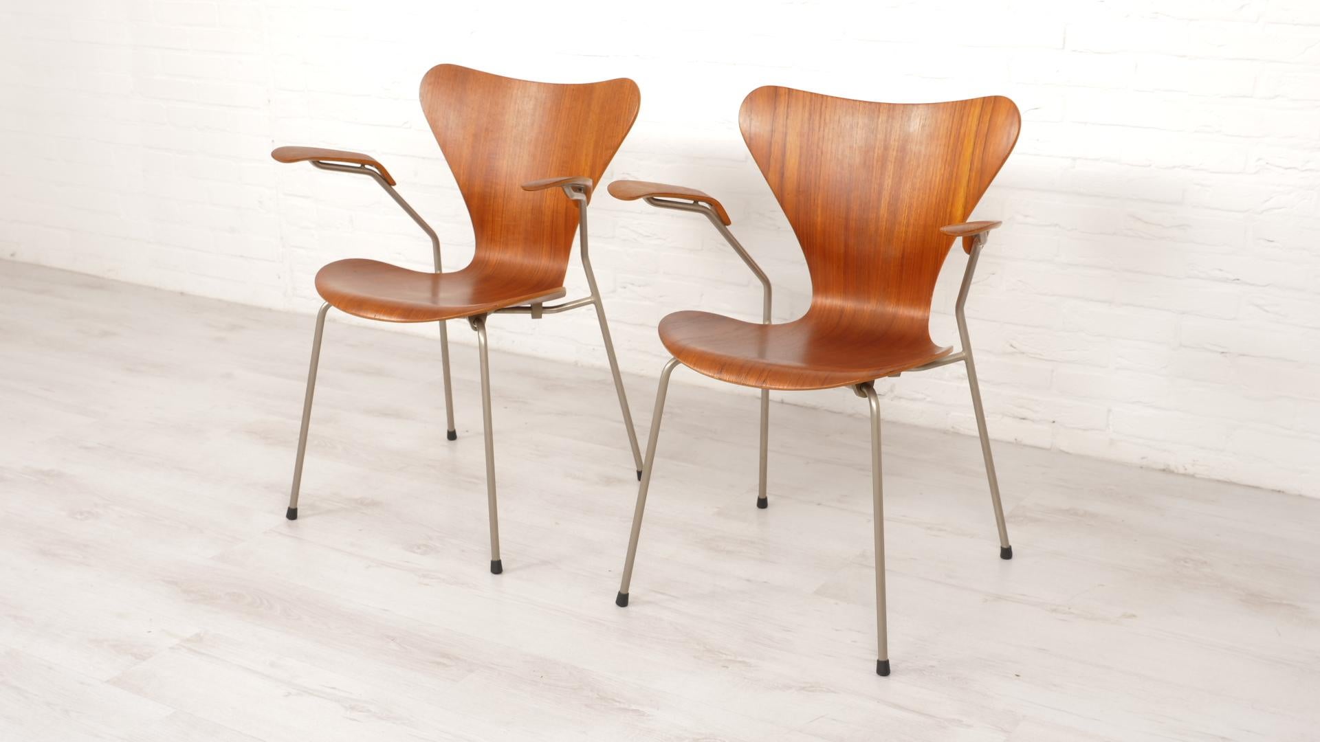 Mid-Century Modern 2 Vintage butterfly chairs with armrests by Arne Jacobsen model 3207 Teak For Sale
