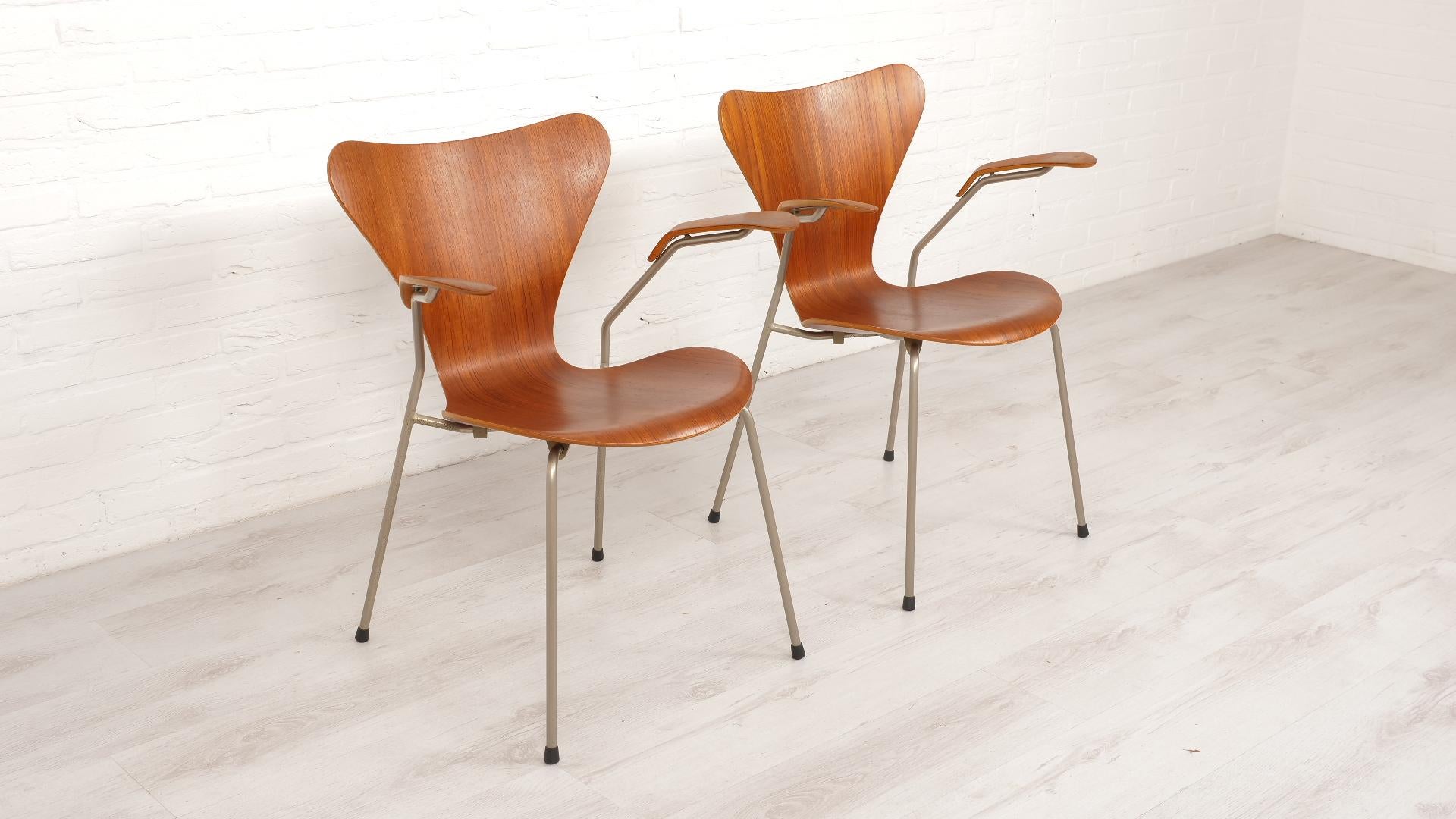 Danish 2 Vintage butterfly chairs with armrests by Arne Jacobsen model 3207 Teak For Sale