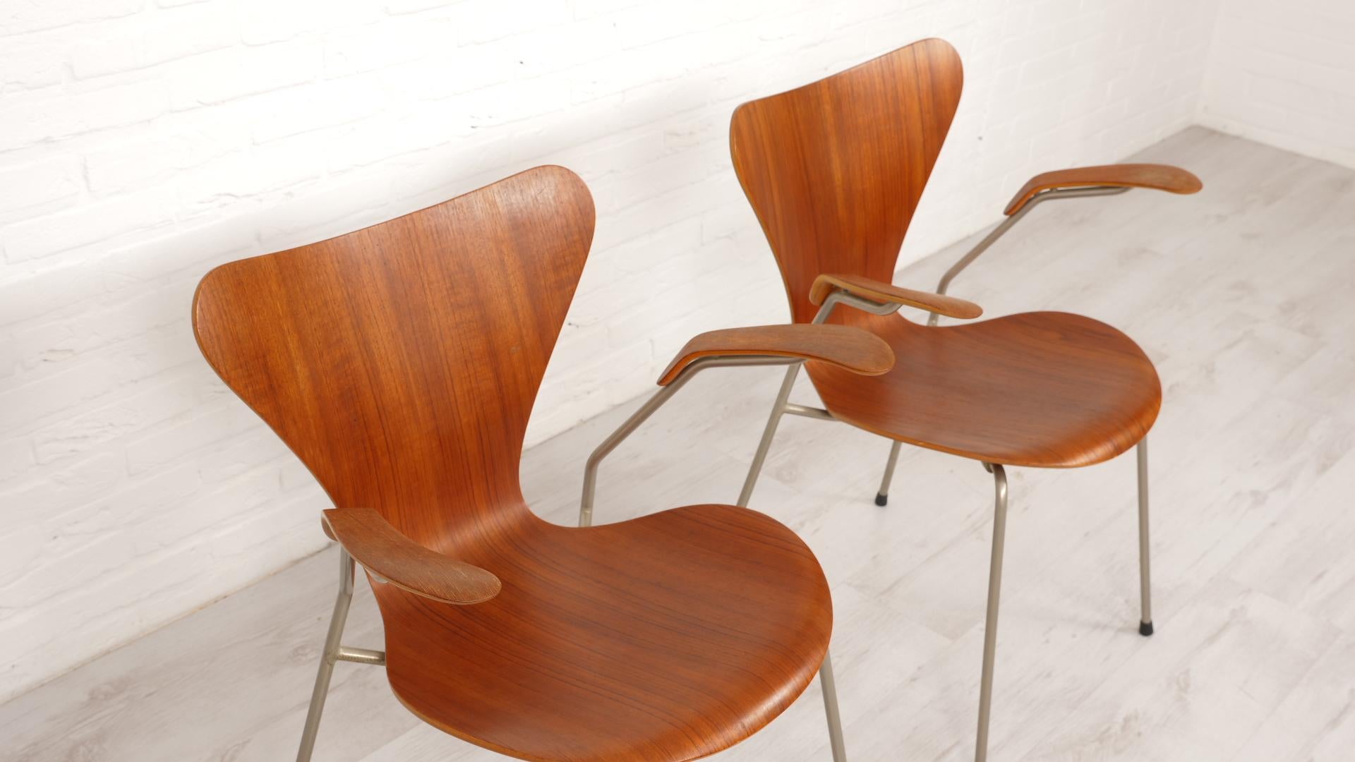 2 Vintage butterfly chairs with armrests by Arne Jacobsen model 3207 Teak In Good Condition For Sale In VEENENDAAL, NL