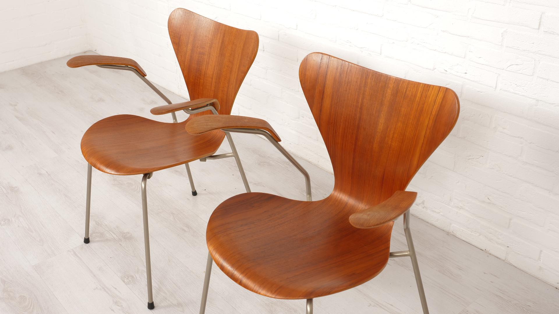 Mid-19th Century 2 Vintage butterfly chairs with armrests by Arne Jacobsen model 3207 Teak For Sale