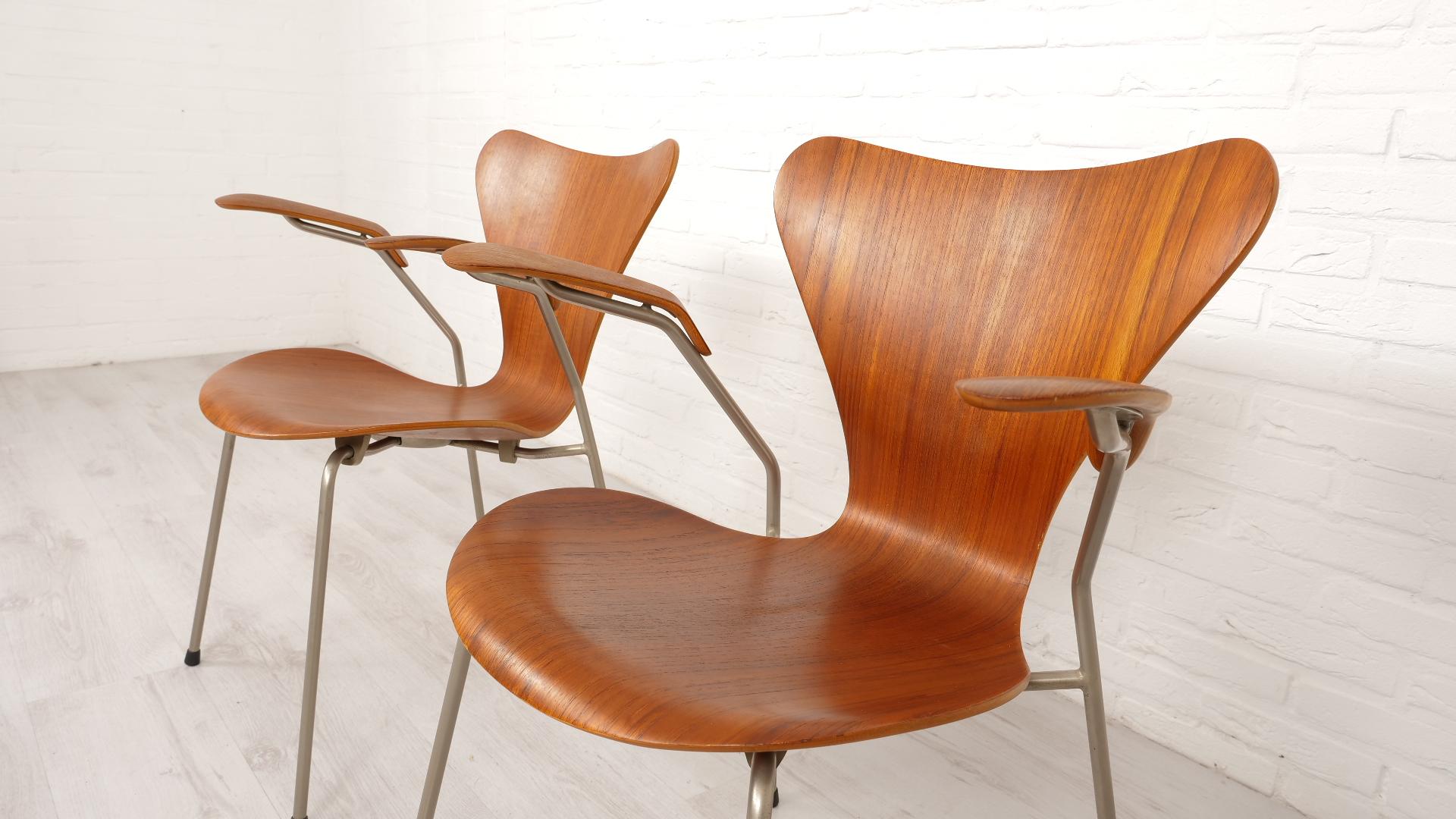 2 Vintage butterfly chairs with armrests by Arne Jacobsen model 3207 Teak For Sale 1