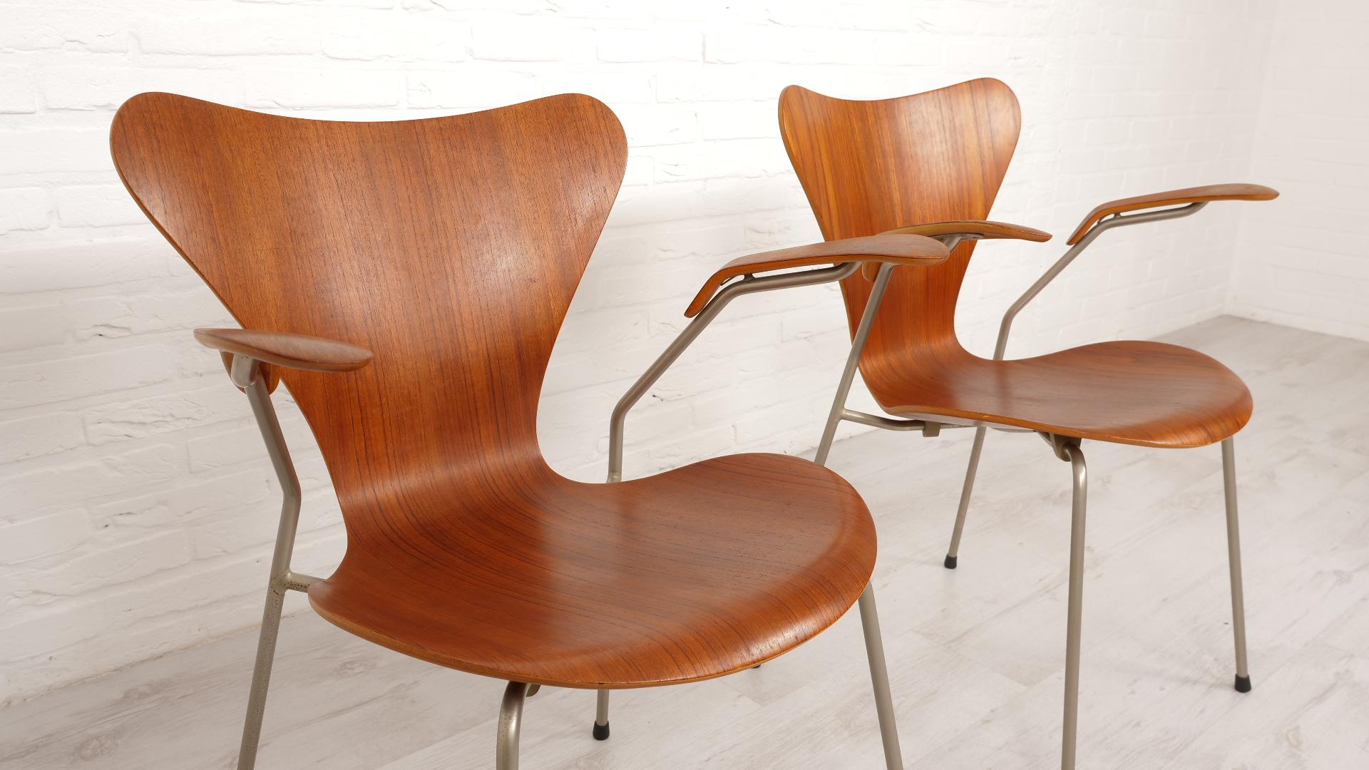 2 Vintage butterfly chairs with armrests by Arne Jacobsen model 3207 Teak For Sale 2