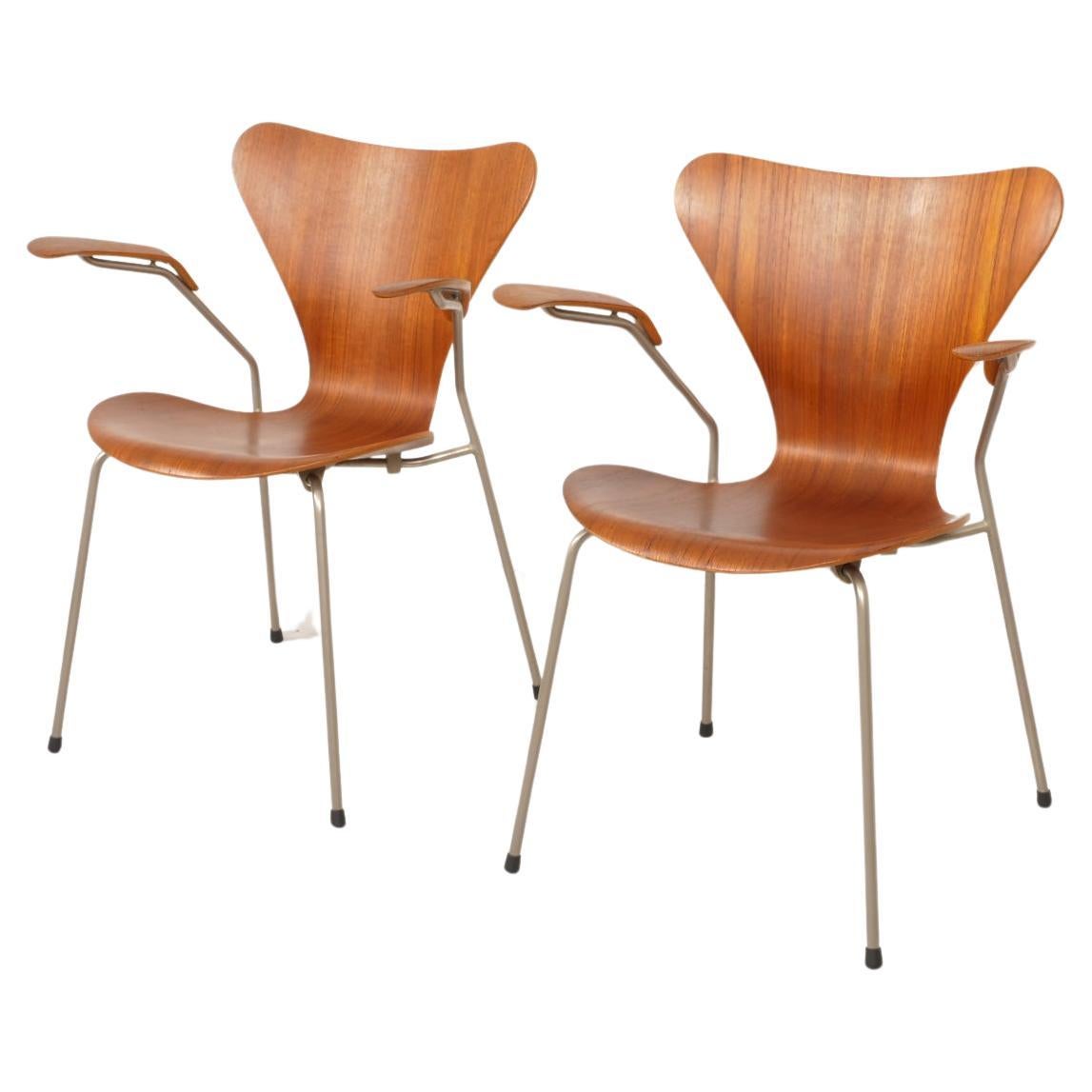 2 Vintage butterfly chairs with armrests by Arne Jacobsen model 3207 Teak For Sale