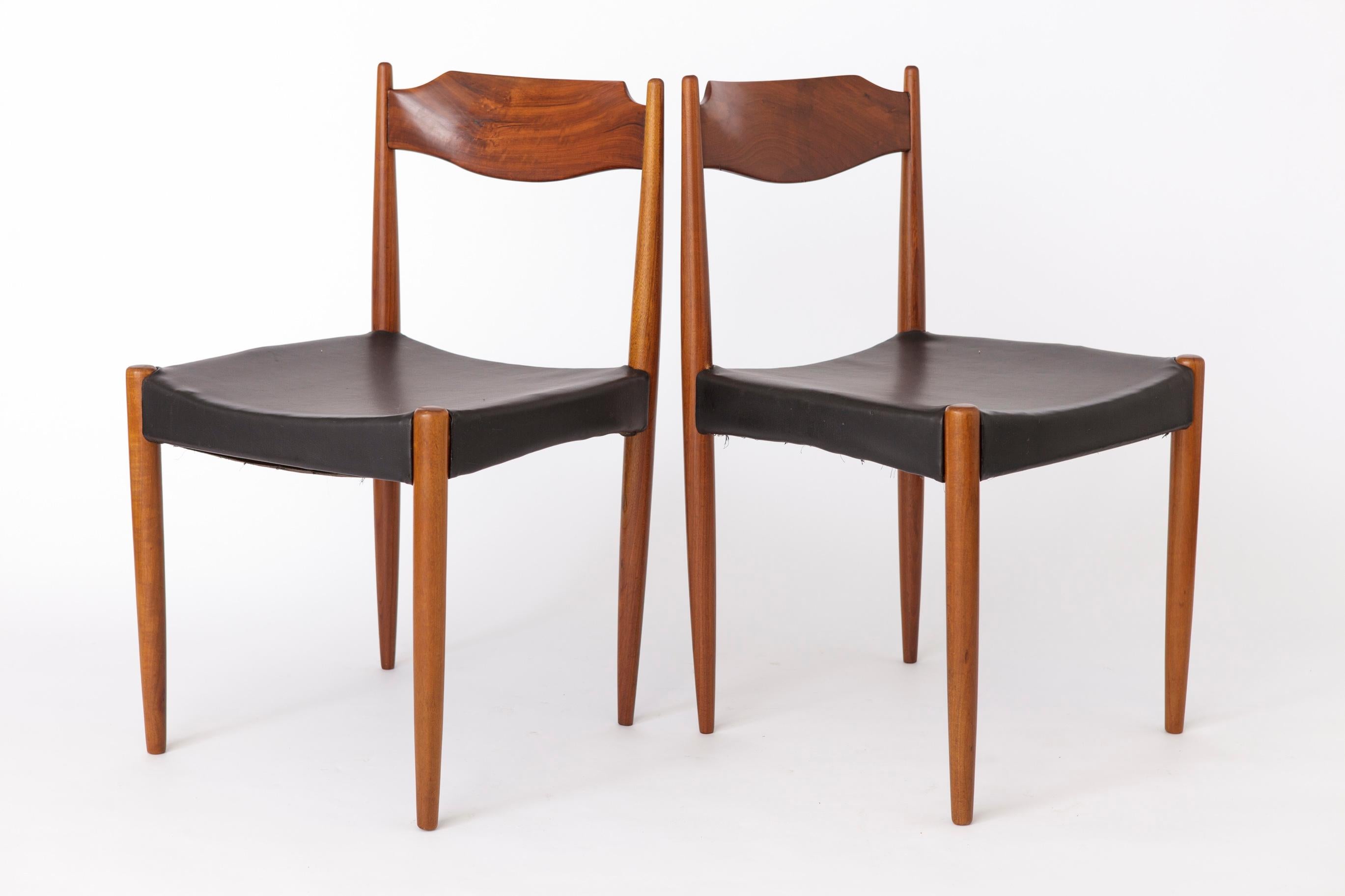 Pair of Vintage Dining Chairs
Originating from the 1960s, this elegant pair of dining chairs offers a blend of timeless design and modern comfort. The price listed is for two chairs, with up to four chairs available in