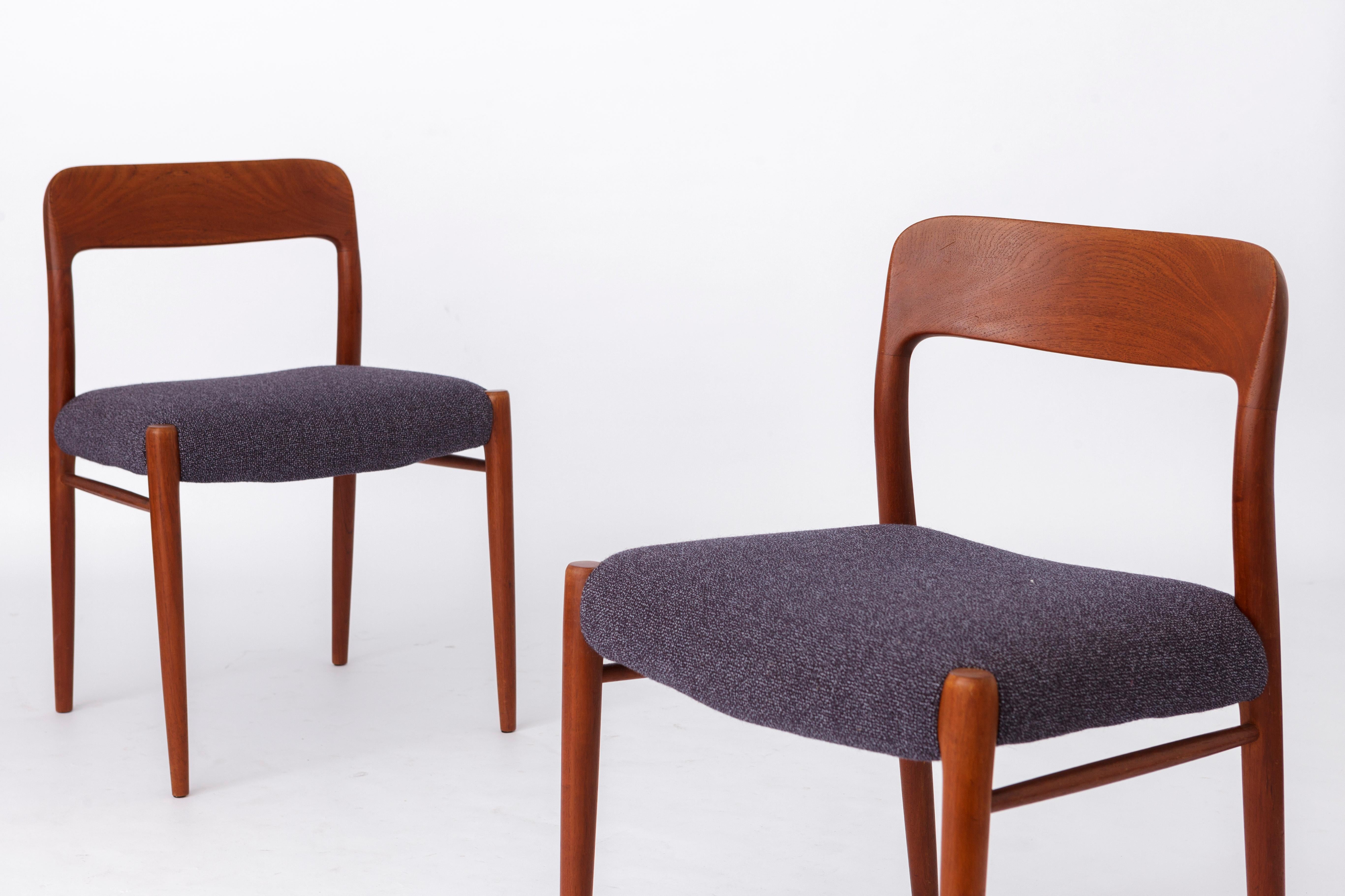 2 Vintage-Stühle von Niels Otto Moller. 
Modell: 75 aus Teakholz aus den 1950er Jahren. 
Der angezeigte Preis gilt für 2 Stühle. 

Stabiler Rahmen aus Teakholz. Aufgearbeitet und geölt.
Der dunkelblaue Textilsitzbezug wurde von einem professionellen