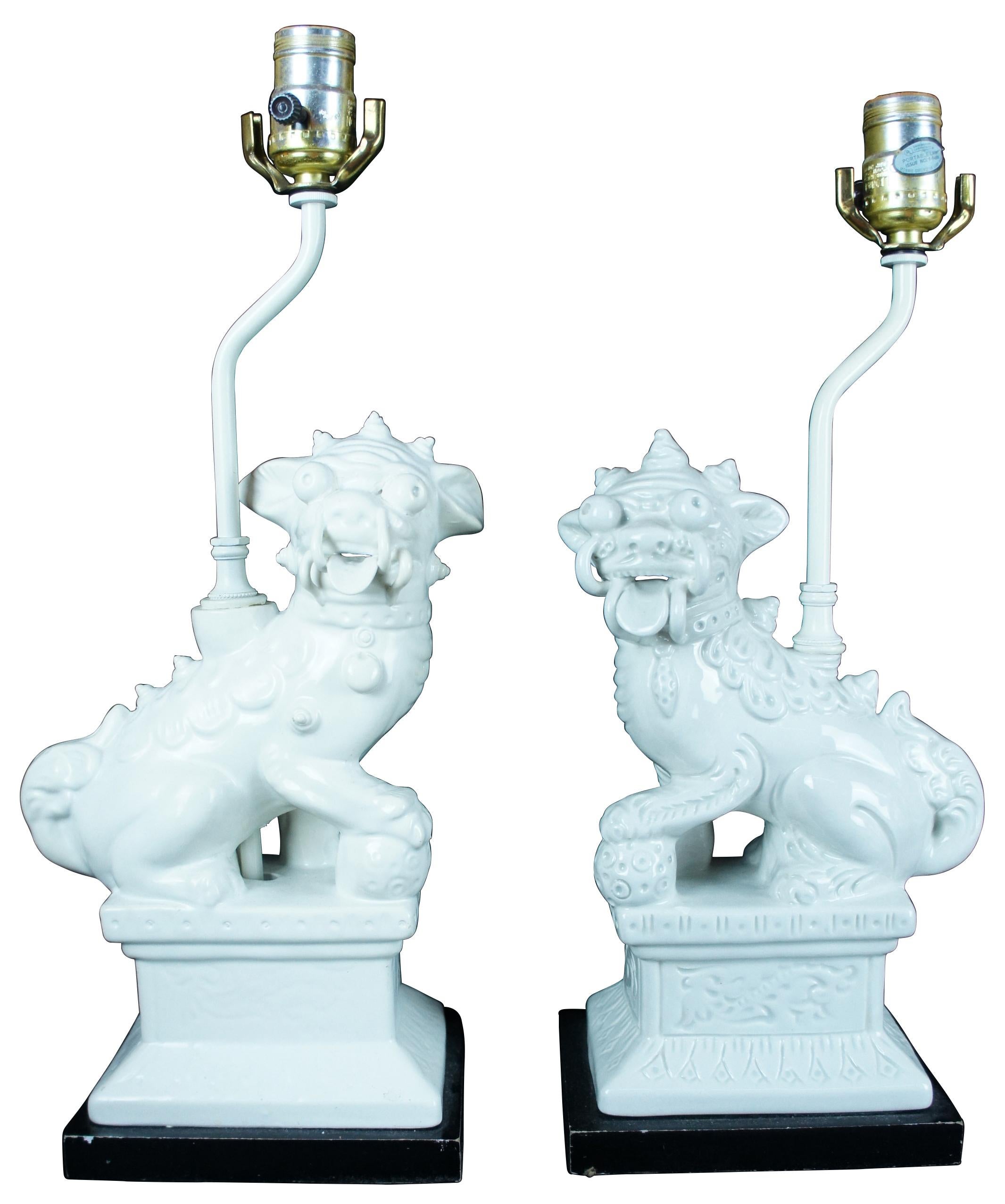 Chinoiseries 2 lampes chinoises vintage en porcelaine blanche Dehua avec chien Foo Fu, Blanc De Chine en vente