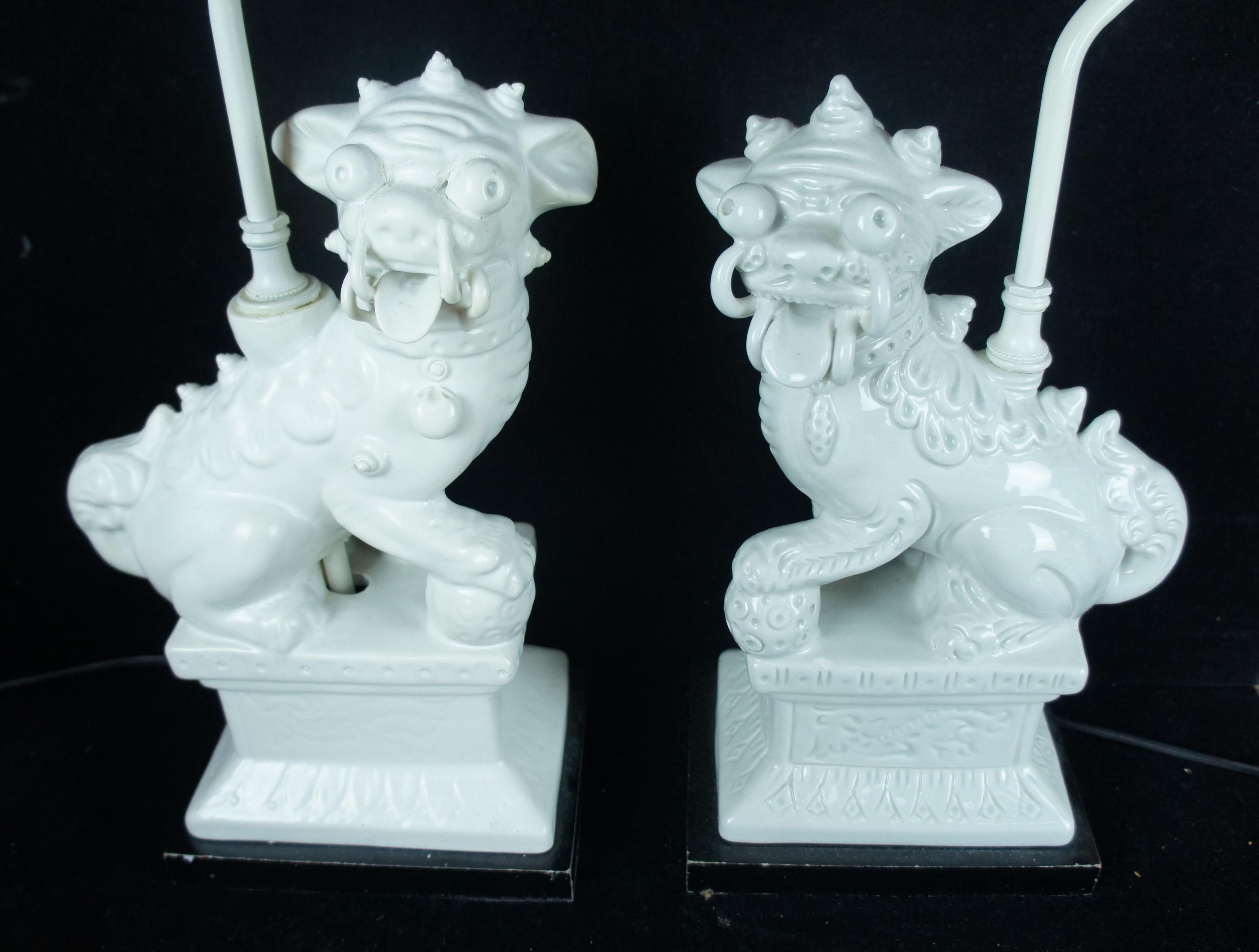 2 lampes chinoises vintage en porcelaine blanche Dehua avec chien Foo Fu, Blanc De Chine Bon état - En vente à Dayton, OH
