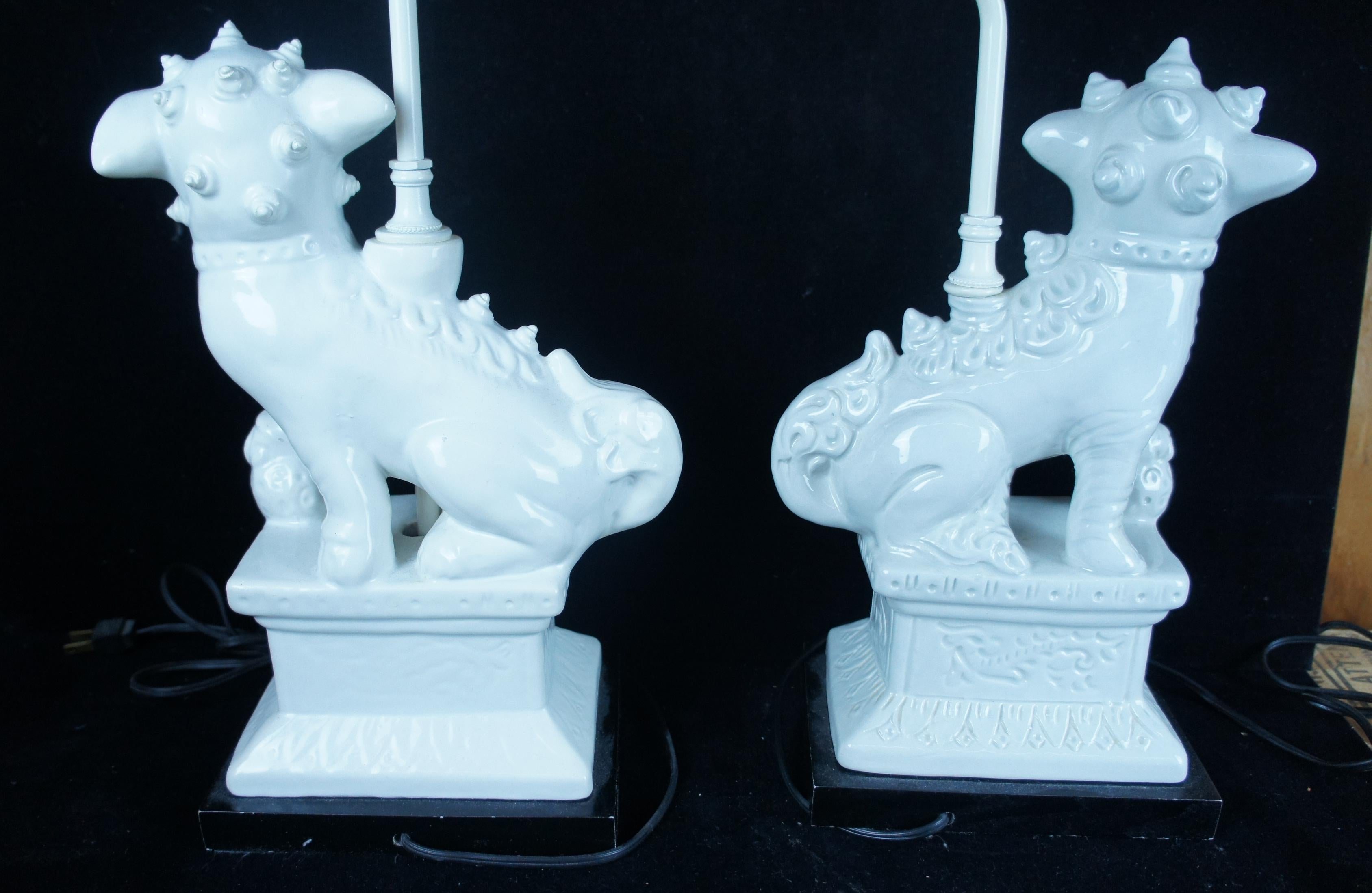 20ième siècle 2 lampes chinoises vintage en porcelaine blanche Dehua avec chien Foo Fu, Blanc De Chine en vente