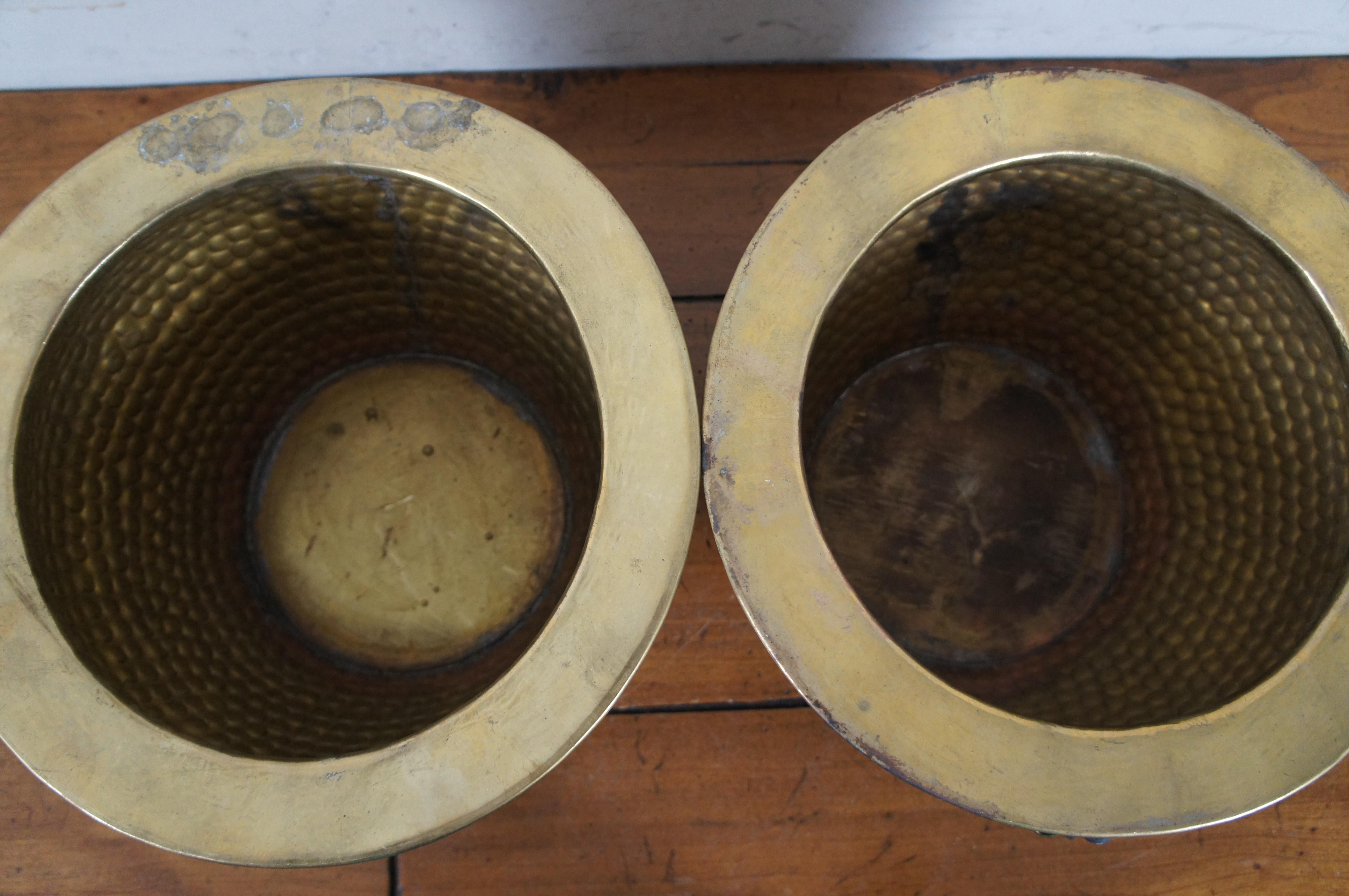 2 Vintage Chinese Hammered Brass Nesting Foo Dog Planters Jardinieres Cachepots im Zustand „Gut“ im Angebot in Dayton, OH