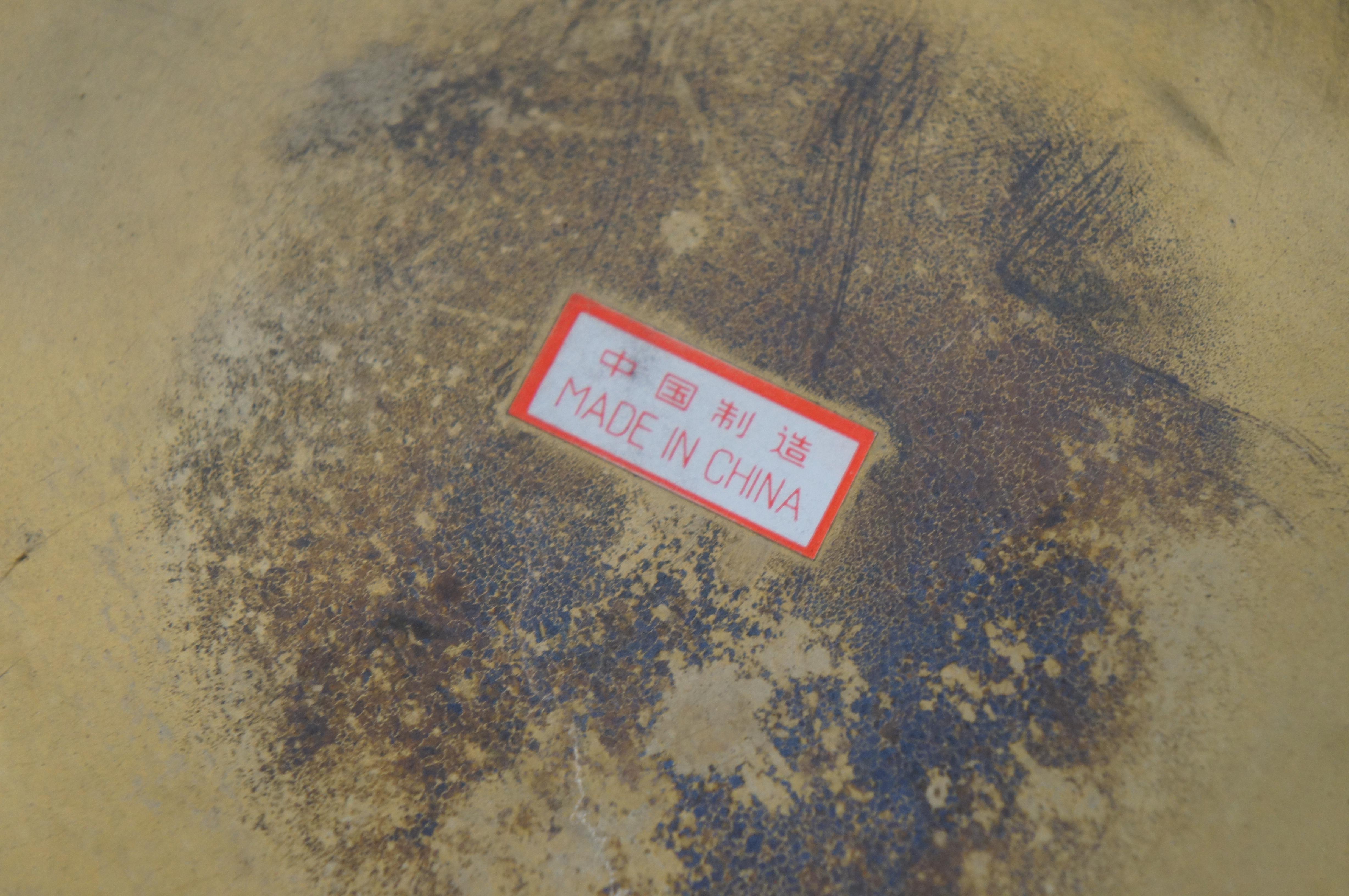 2 Vintage Chinese Hammered Brass Nesting Foo Dog Planters Jardinieres Cachepots (Messing) im Angebot