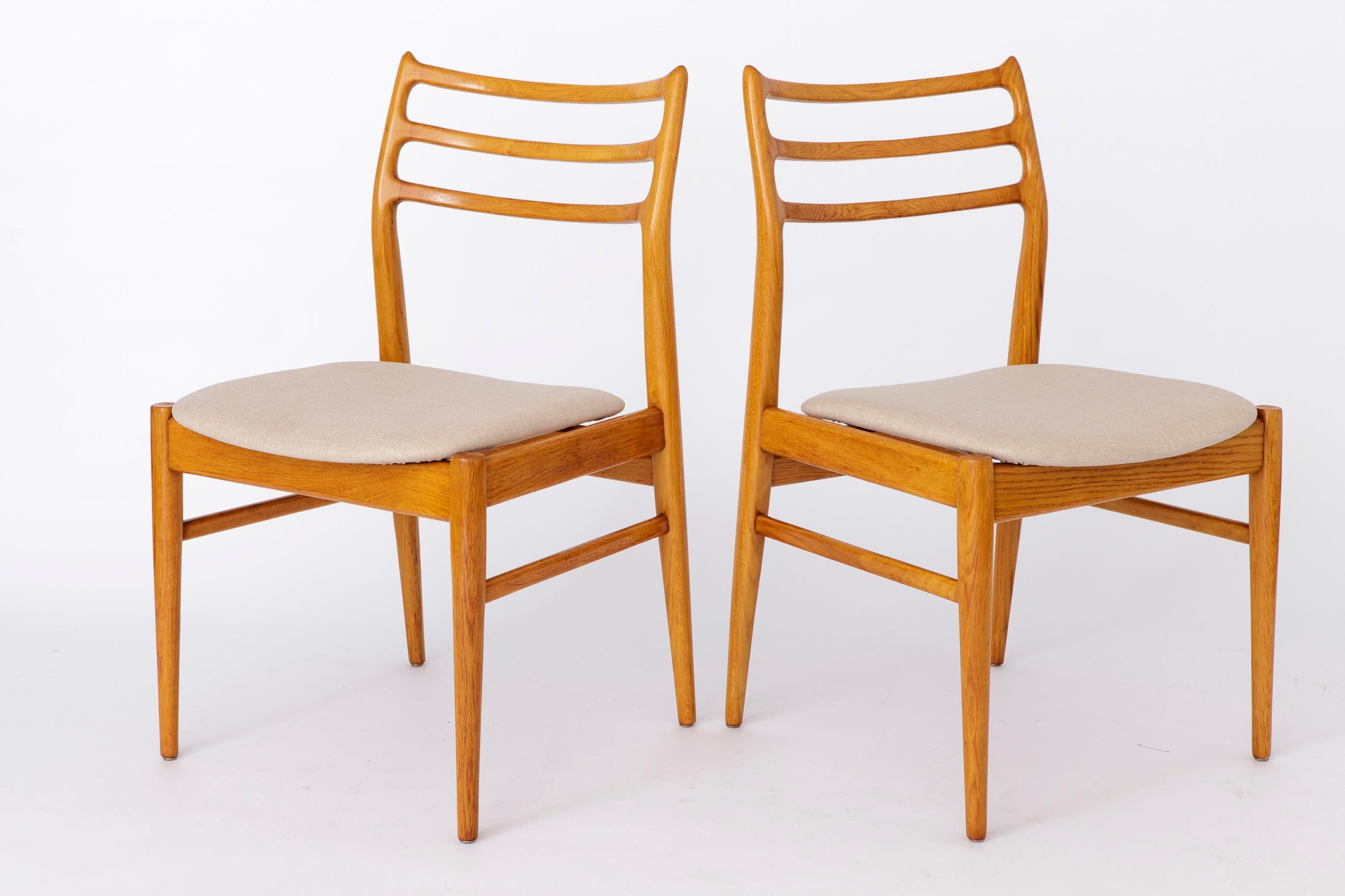 Charmante paire de chaises de salle à manger vintage en chêne

Améliorez votre espace repas avec ce charmant ensemble de deux chaises de salle à manger vintage fabriquées en bois de chêne. Datant des années 1960, ces chaises seraient d'origine