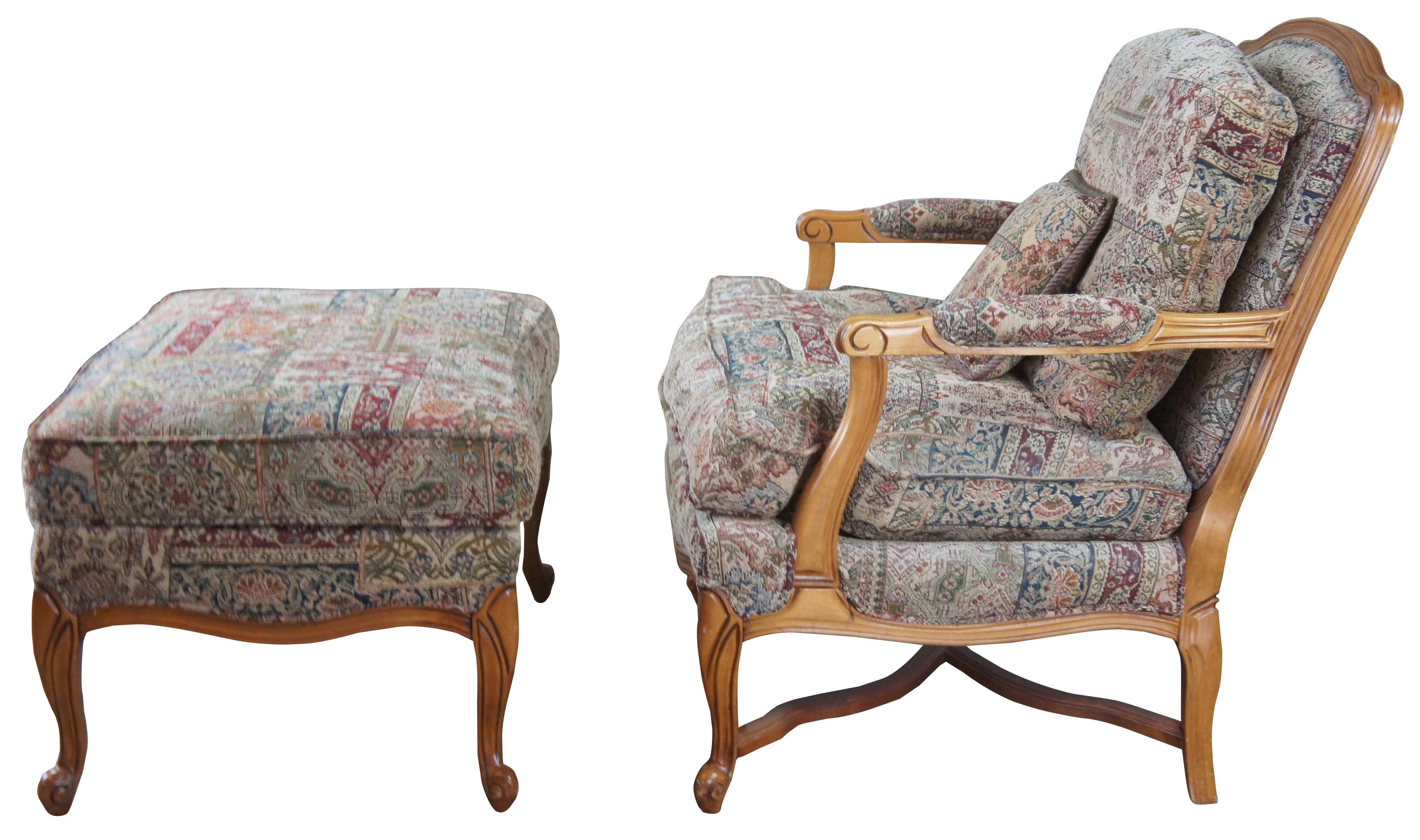 2 Vintage French Provincial Fauteuil Library Club Arm Accent Chairs & Ottoman In Good Condition In Dayton, OH