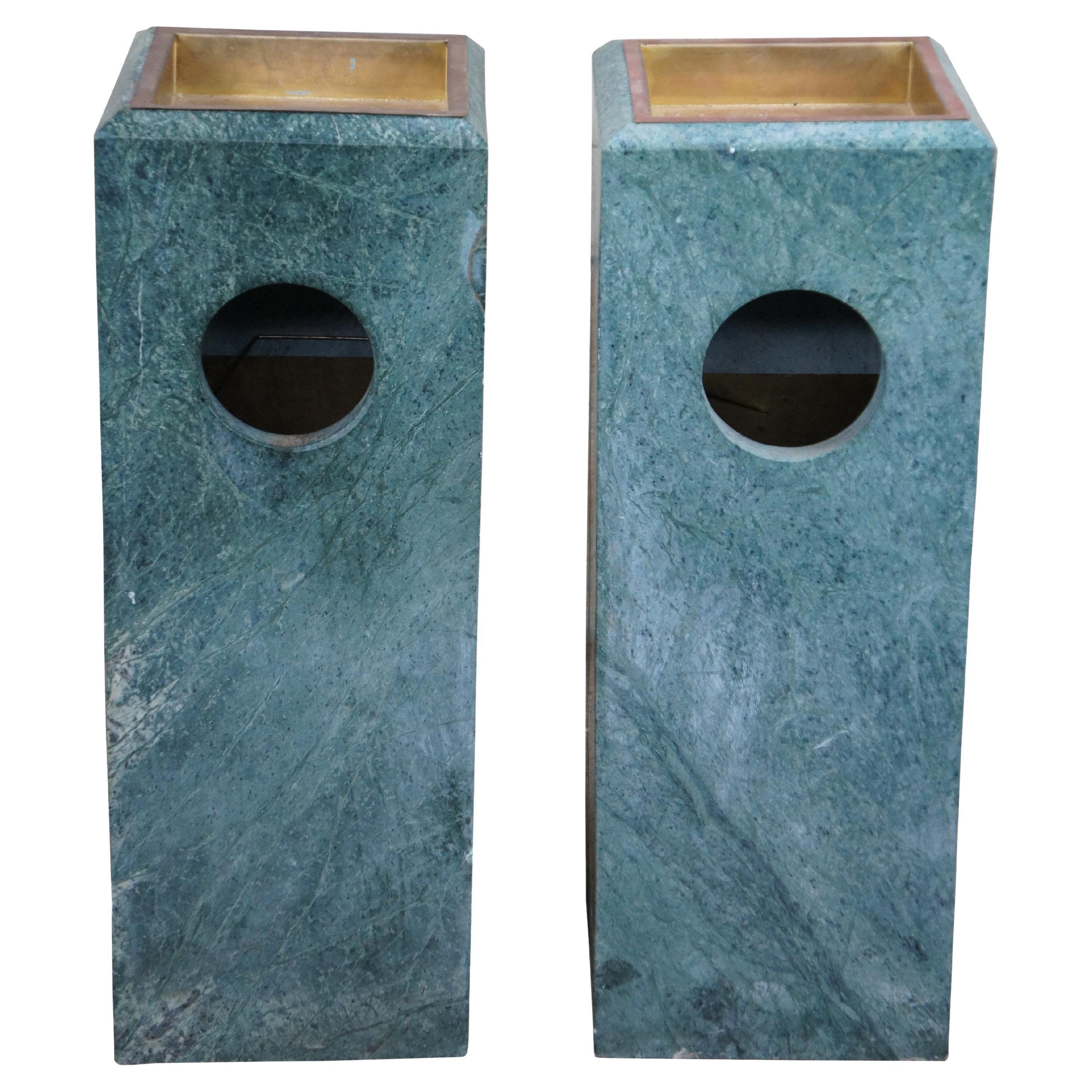 Paire de deux rares supports de poubelle / poubelles / réceptacles vintage pour hôtels / commerces / halls d'entrée.  En marbre vert, avec des cendriers en laiton encastrés et des ouvertures circulaires pour la poubelle - équipé d'un seau en laiton