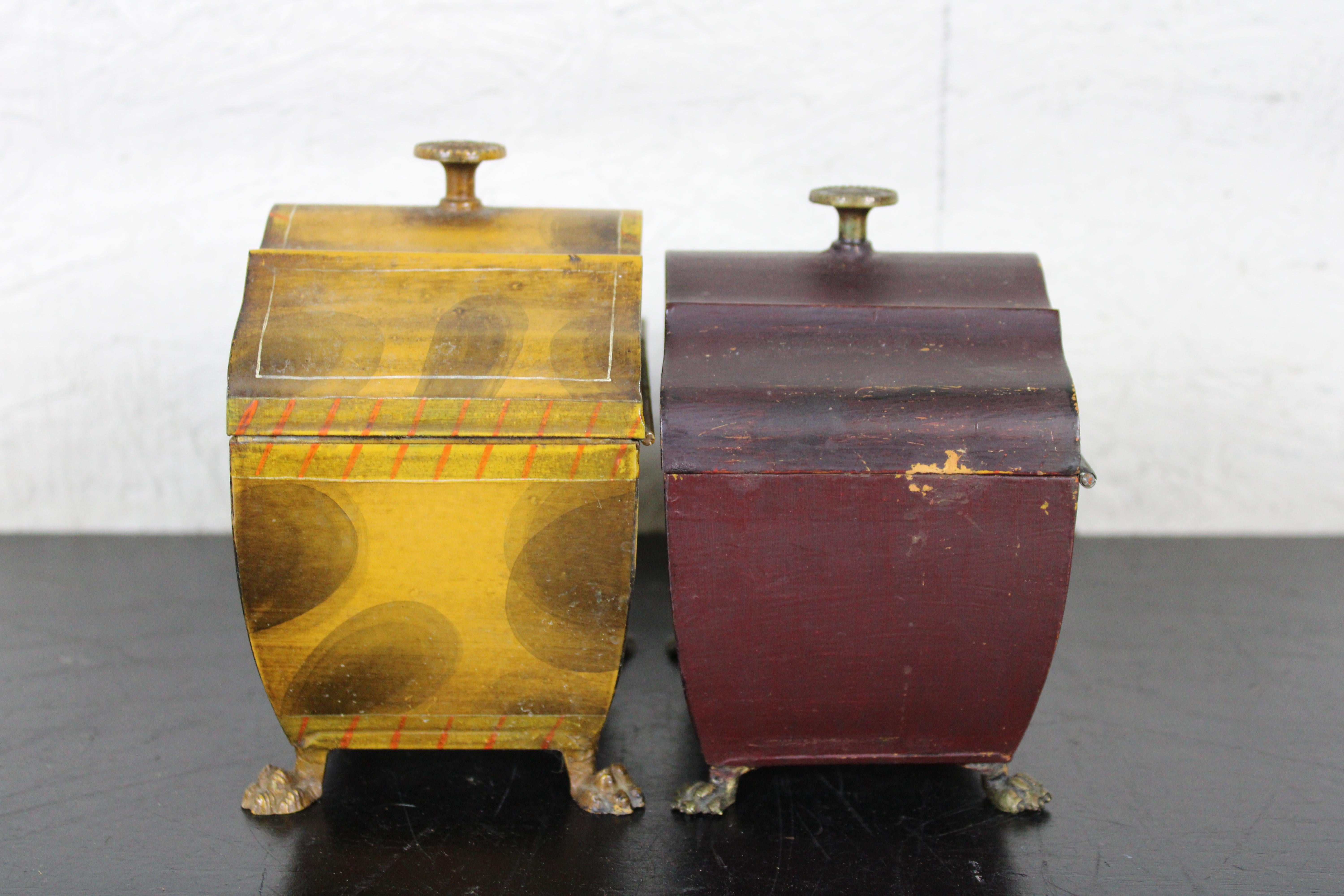 2 Boîtes à thé italiennes vintage en métal peint avec pieds en forme de boîte à bijoux en tôle Bon état - En vente à Dayton, OH