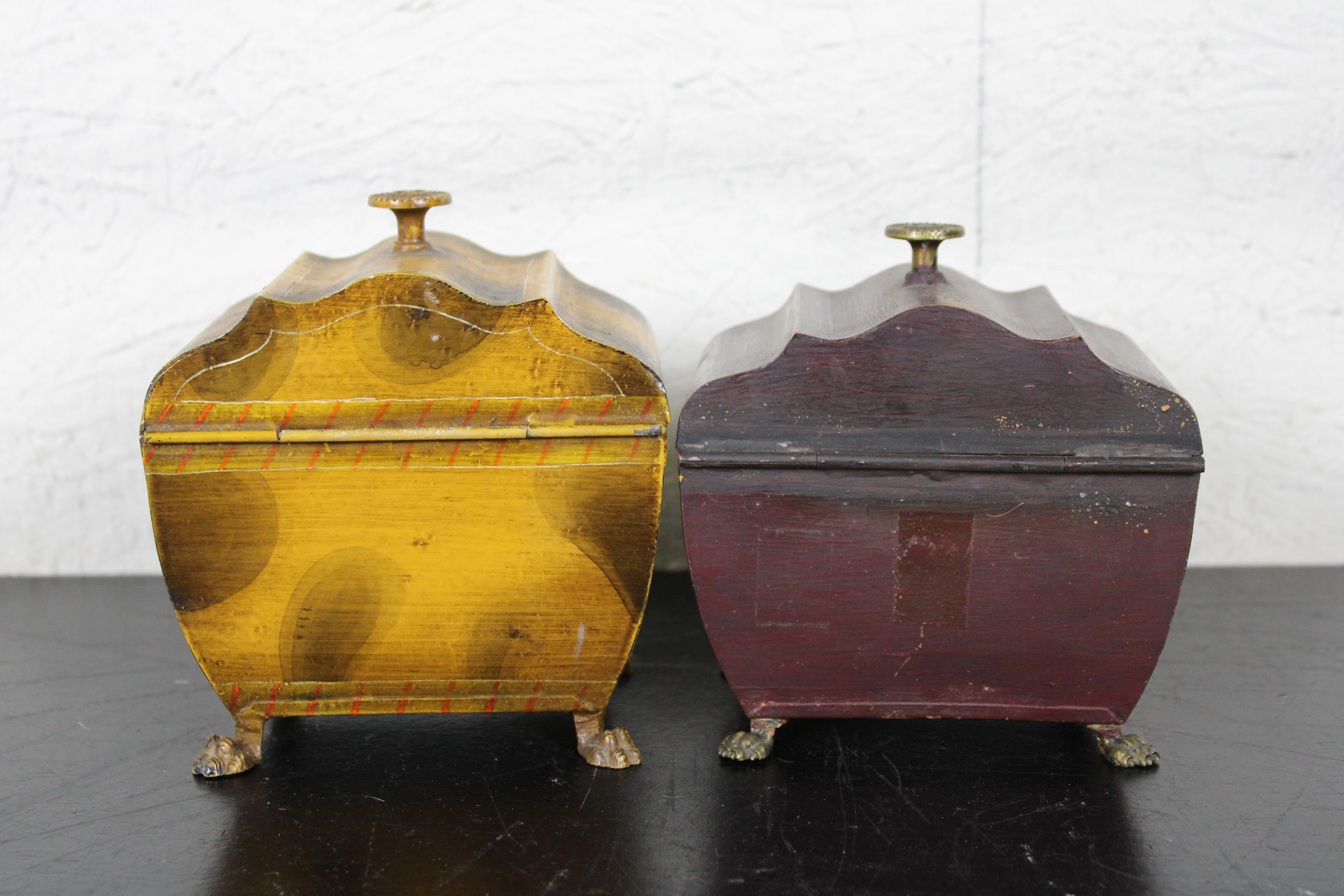 Fin du 20e siècle 2 Boîtes à thé italiennes vintage en métal peint avec pieds en forme de boîte à bijoux en tôle en vente