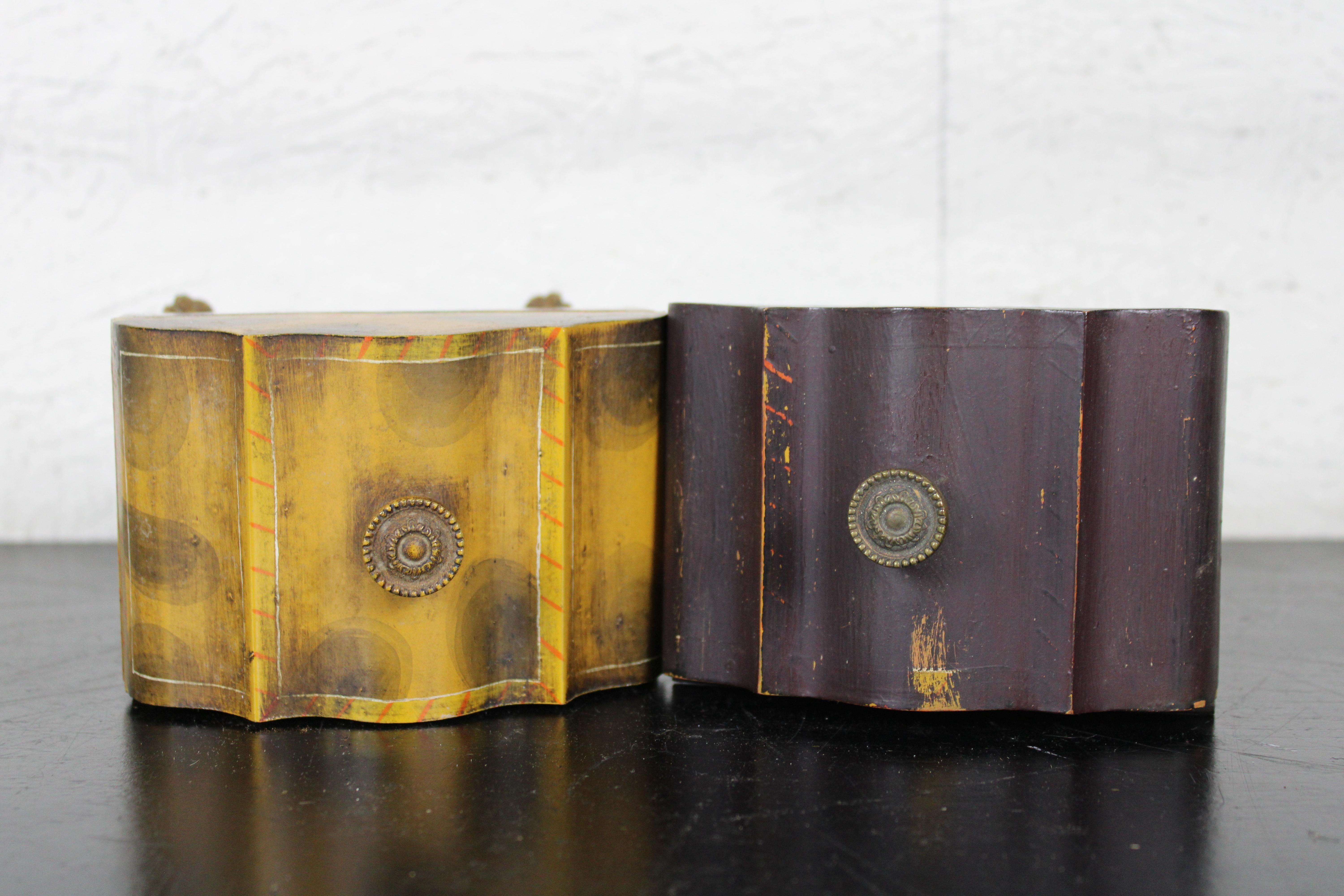 2 Boîtes à thé italiennes vintage en métal peint avec pieds en forme de boîte à bijoux en tôle en vente 1