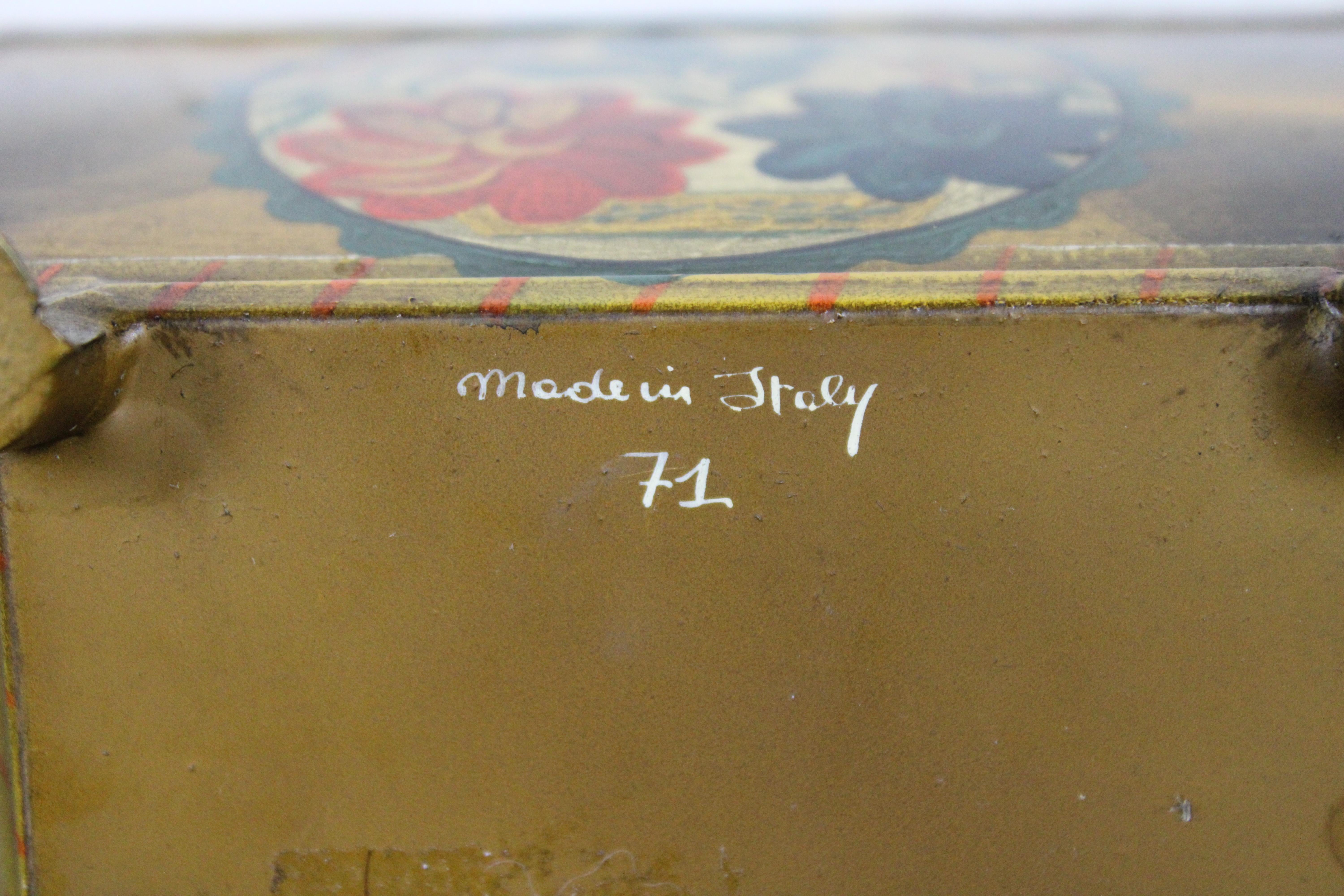 2 Boîtes à thé italiennes vintage en métal peint avec pieds en forme de boîte à bijoux en tôle en vente 3