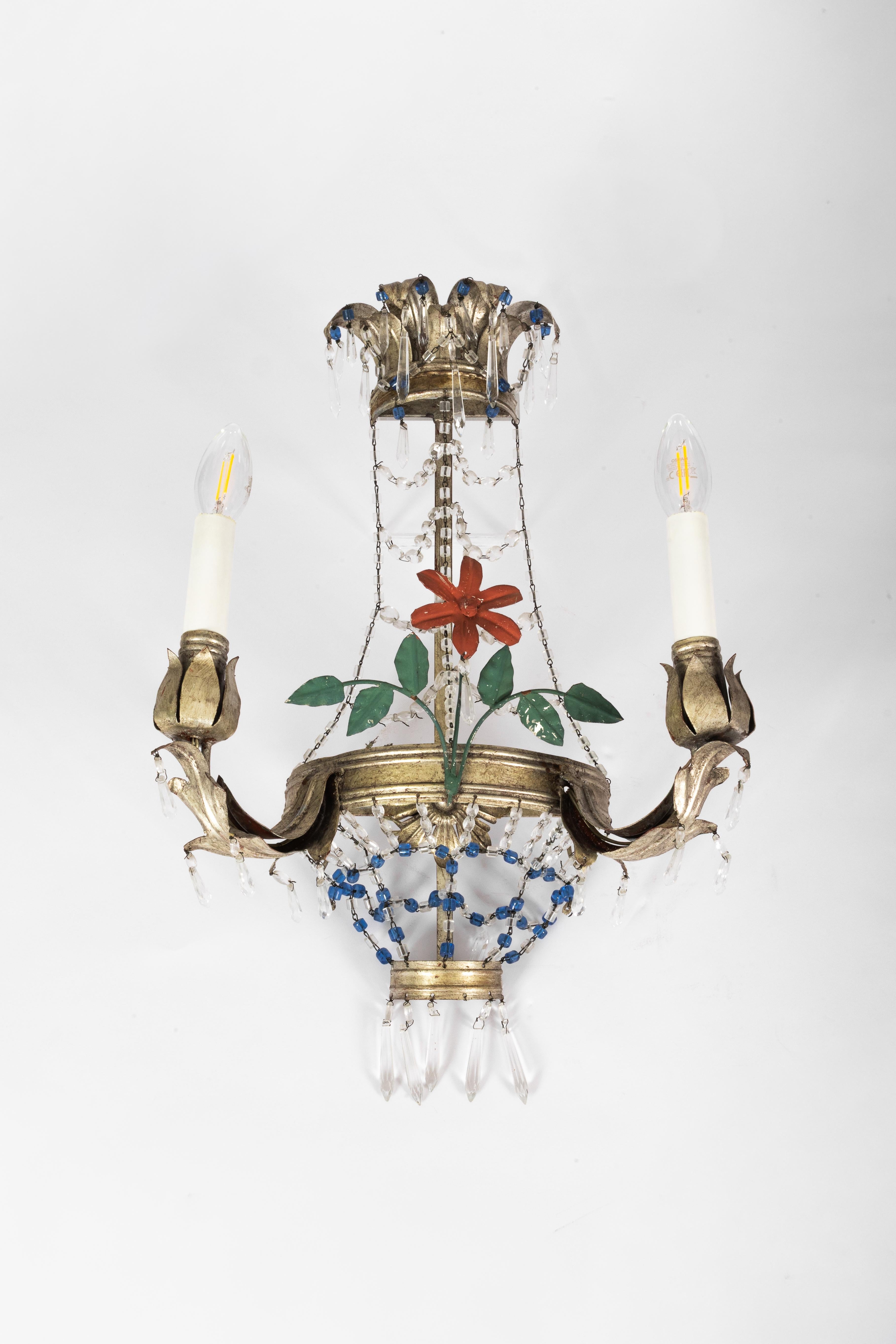 2 applique da parete in tole di metallo e vetro tagliato

Italia anni '70
Nessun marchio del produttore o del fabbricante
ma nello stile dei Banci Firenze

Dipinto a mano: dipinto a freddo in argento

In buone condizioni, la vernice delle foglie