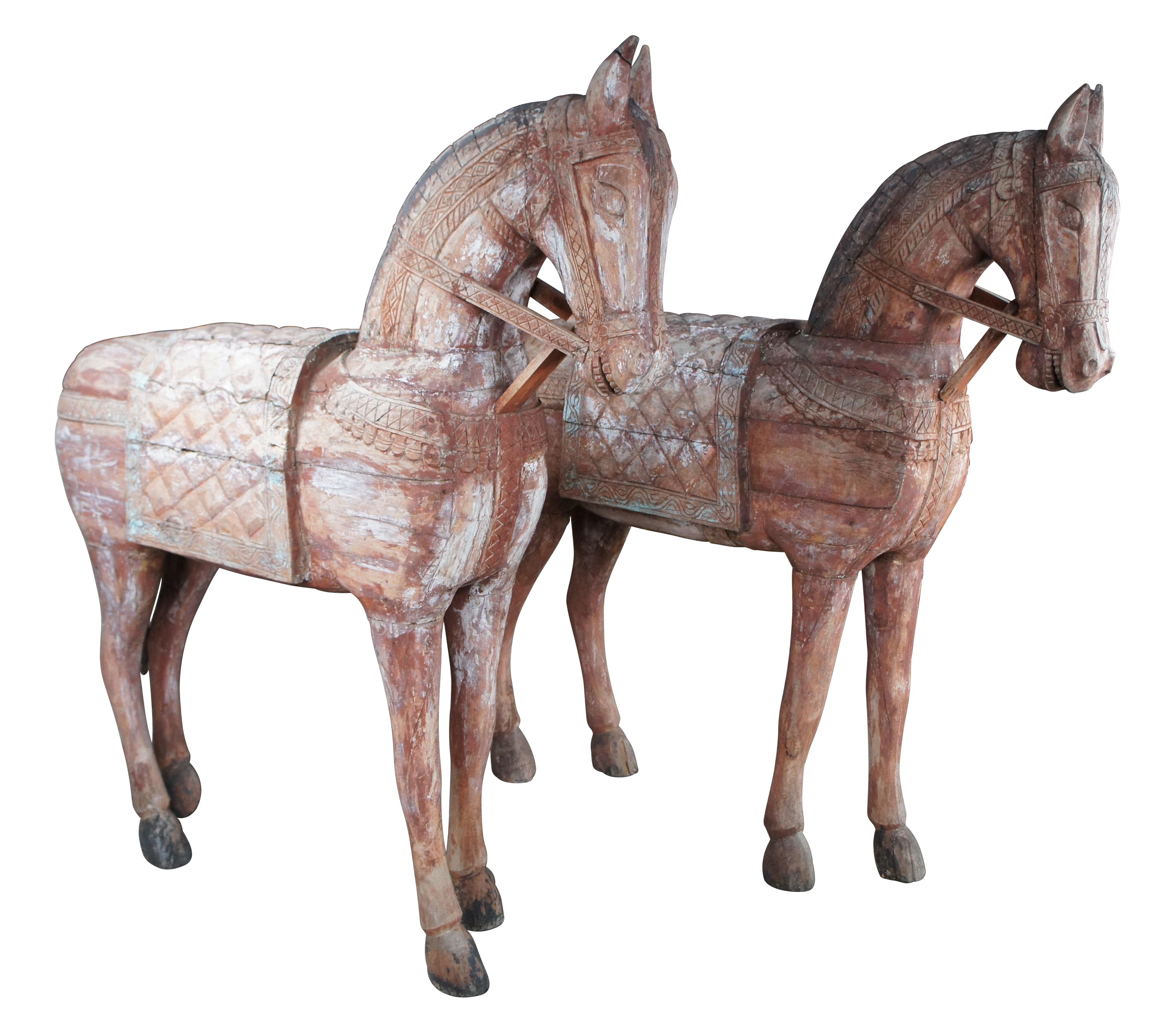 Impresionante pareja de esculturas o estatuas antiguas de caballos a tamaño natural.  Hecho de madera con un diseño primitivo / rústico asiático.  Muy pesado y resistente.

Dimensiones:
72