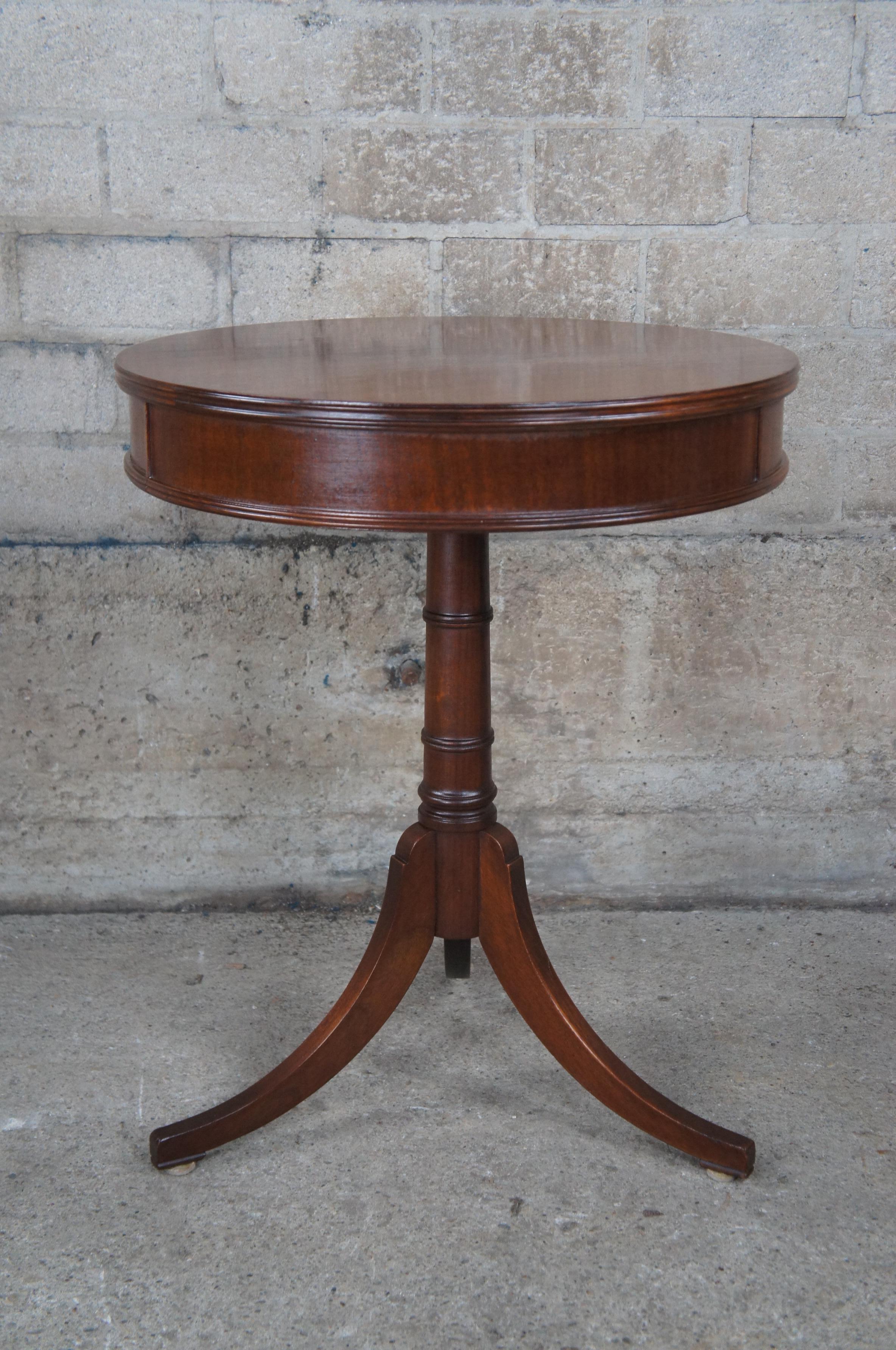 2 Vintage Mid Century Duncan Phyfe Style Mahogany Pedestal Side Accent Tables In Good Condition In Dayton, OH