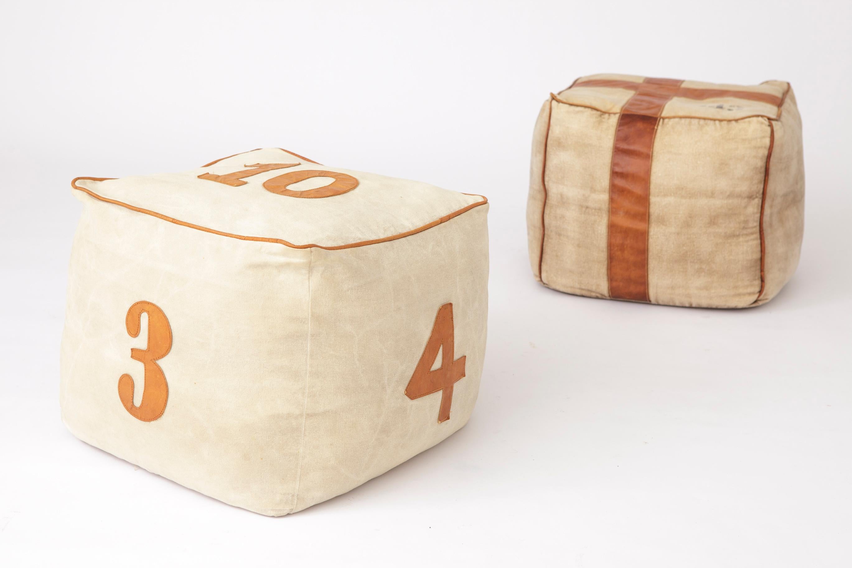 Dos interesantes pufs vintage de los años 70. 
Elegantes y funcionales, estos pufs vintage están hechos de material textil duradero y rellenos de espuma. A pesar de su tamaño compacto, son bastante pesados, con un peso aproximado de 12 kg cada