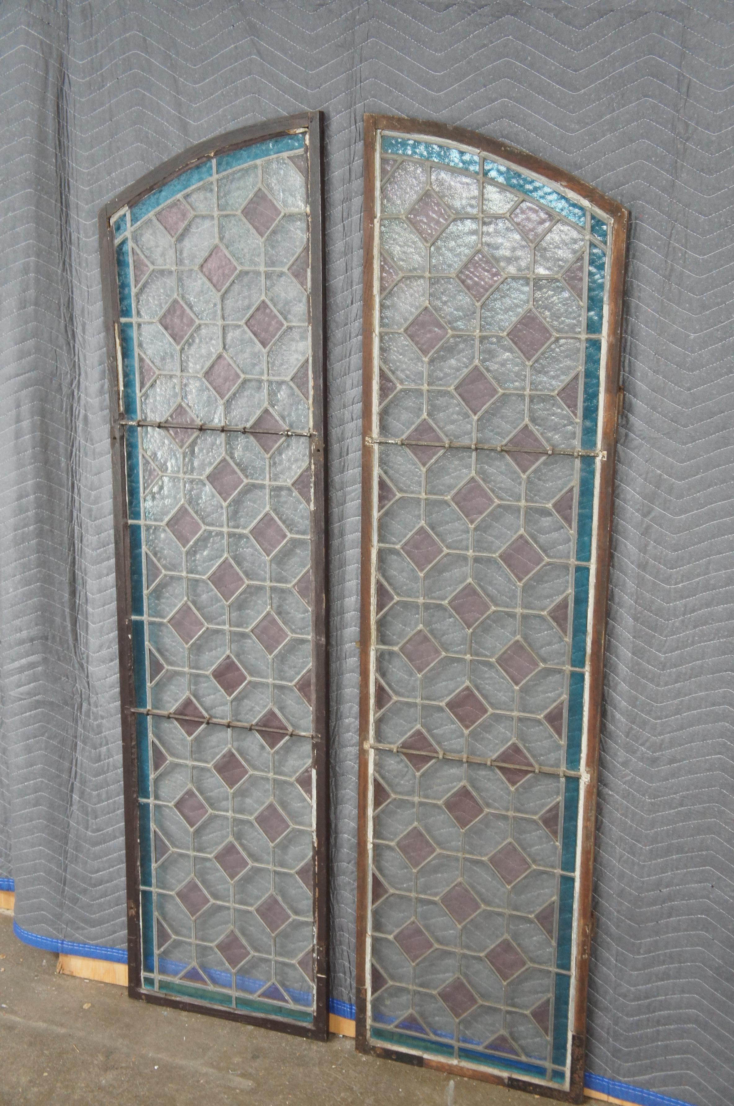 2 Vintage Reclaimed Arched Leaded Geometric Diamond Stained Glass Windows Pair In Good Condition For Sale In Dayton, OH