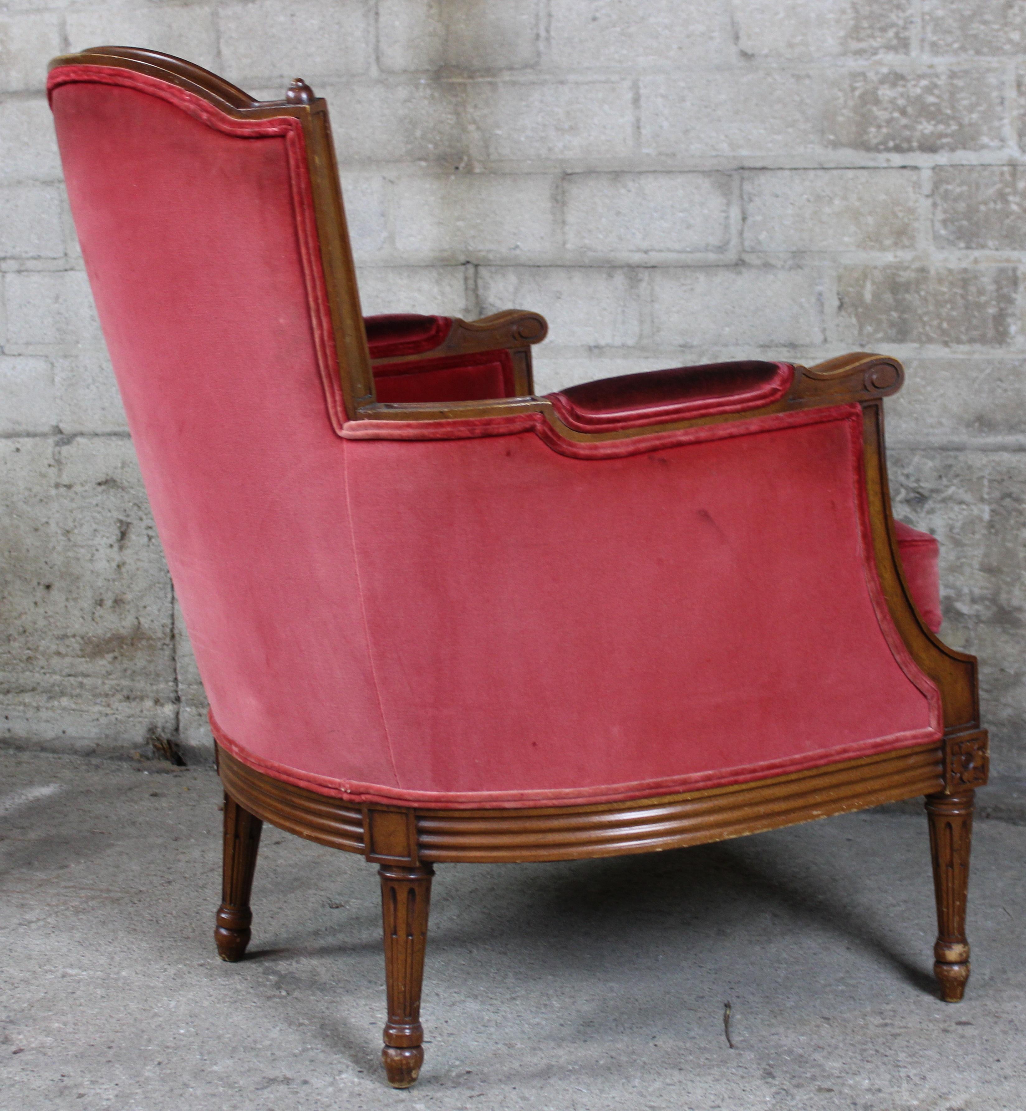 2 Vintage Red French Provincial Walnut Club Arm Library Accent Chairs Louis XV In Good Condition In Dayton, OH