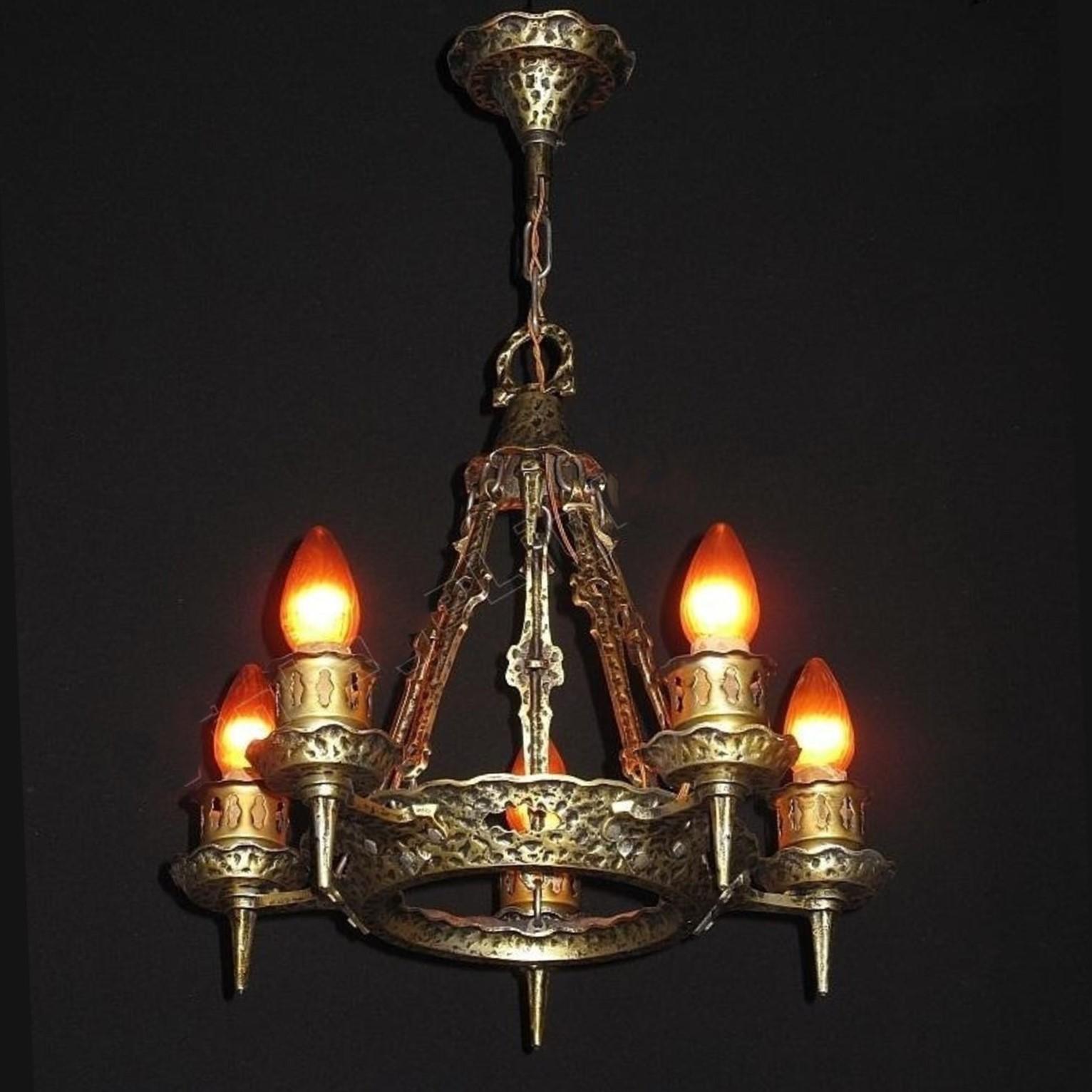 2 disponibili, al prezzo di ciascuno.
Nello stile revival degli anni '20 e '30 (Spanish Revival, Tudor Revival, etc.) questa plafoniera d'epoca originale e rifinita ha la presenza di un'epoca passata in cui lo stile e i dettagli erano importanti