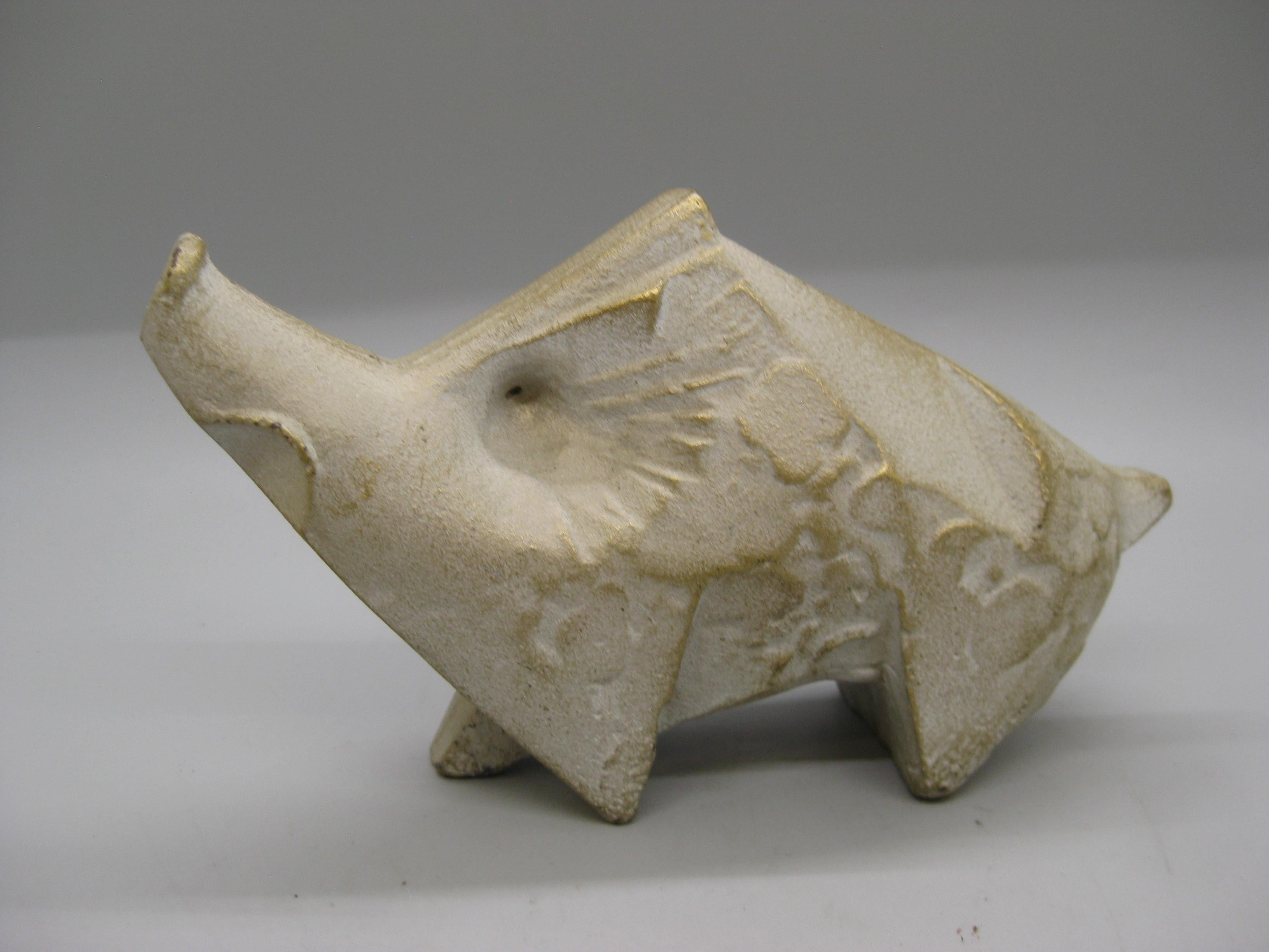Splendida coppia di sculture Okimono d'arte dell'artista giapponese Sotaro Saegusa. Queste risalgono agli anni '70 e sono realizzate in ghisa. A forma di cinghiali o maiali dello Zodiac. Forma e design astratti di grande effetto. La scultura più