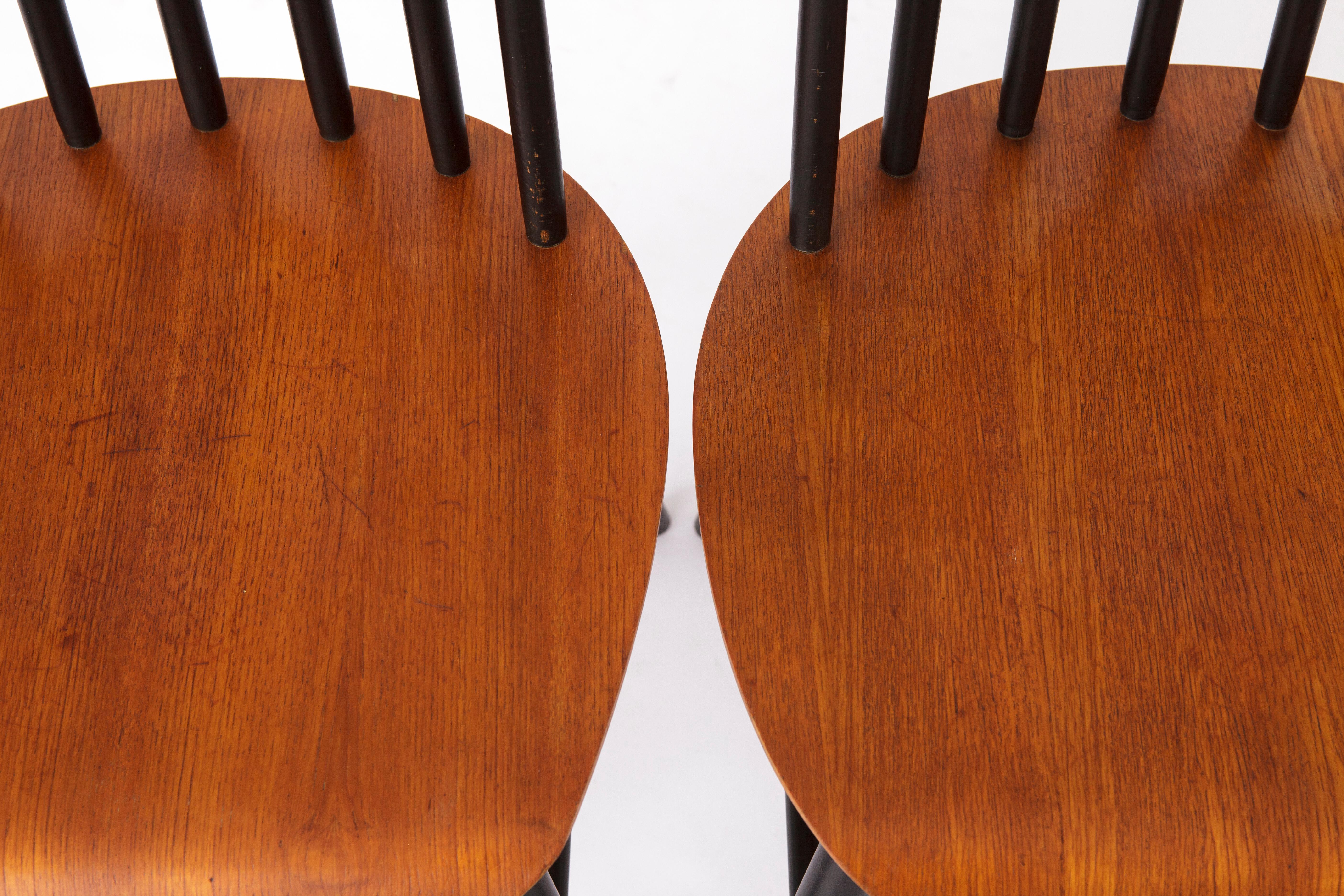 2 Vintage Spindle Back Chairs 1960s-1970s - Sweden In Good Condition For Sale In Hannover, DE
