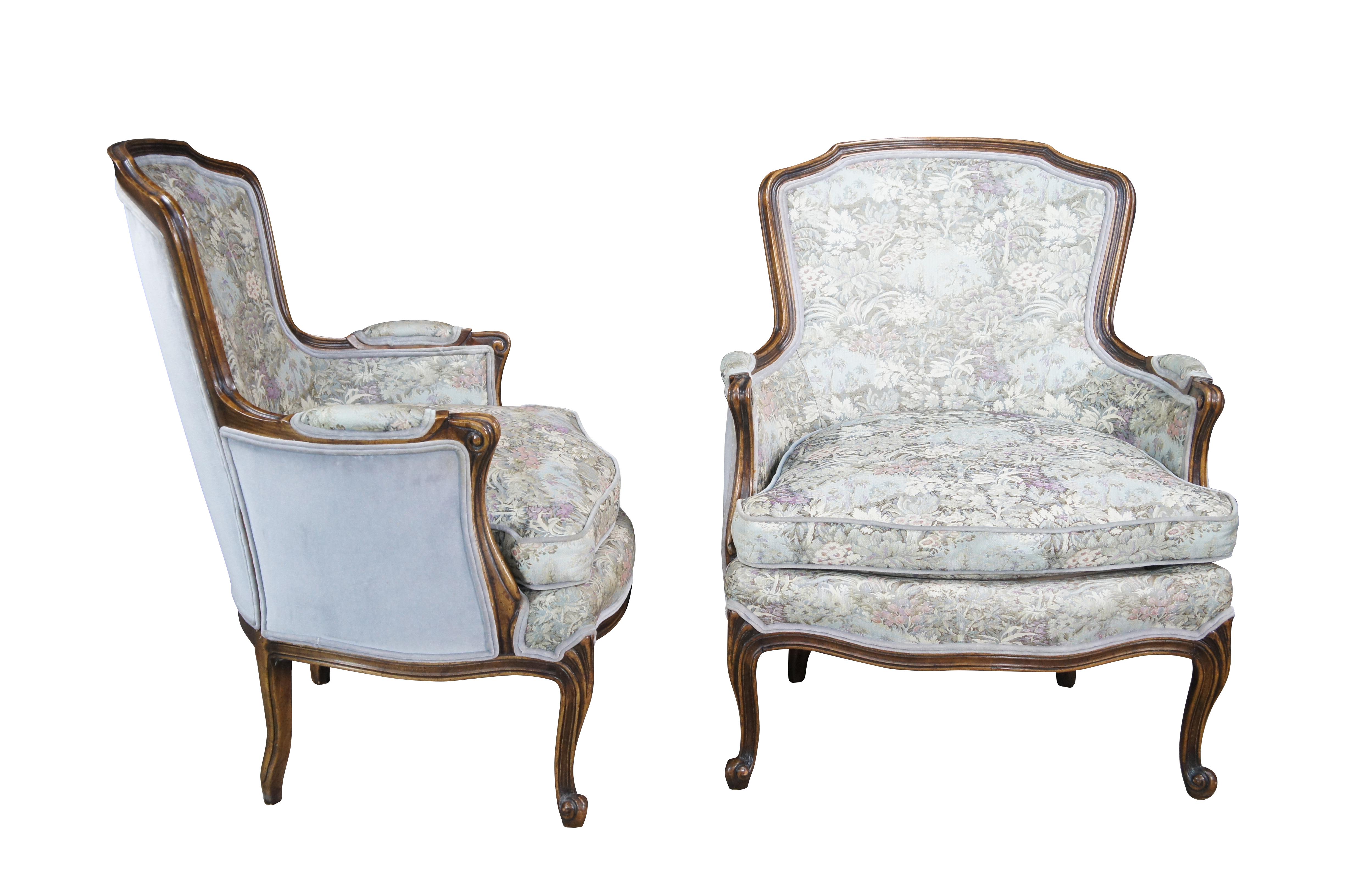 Paire de deux fauteuils fauteuil vintage Wellington Hall à garniture florale. Fabriqué en noyer, il présente un style français avec un dossier bombé, des accoudoirs paddés, des accents serpentins et des pieds en cabriole.  Devant capitonné floral,