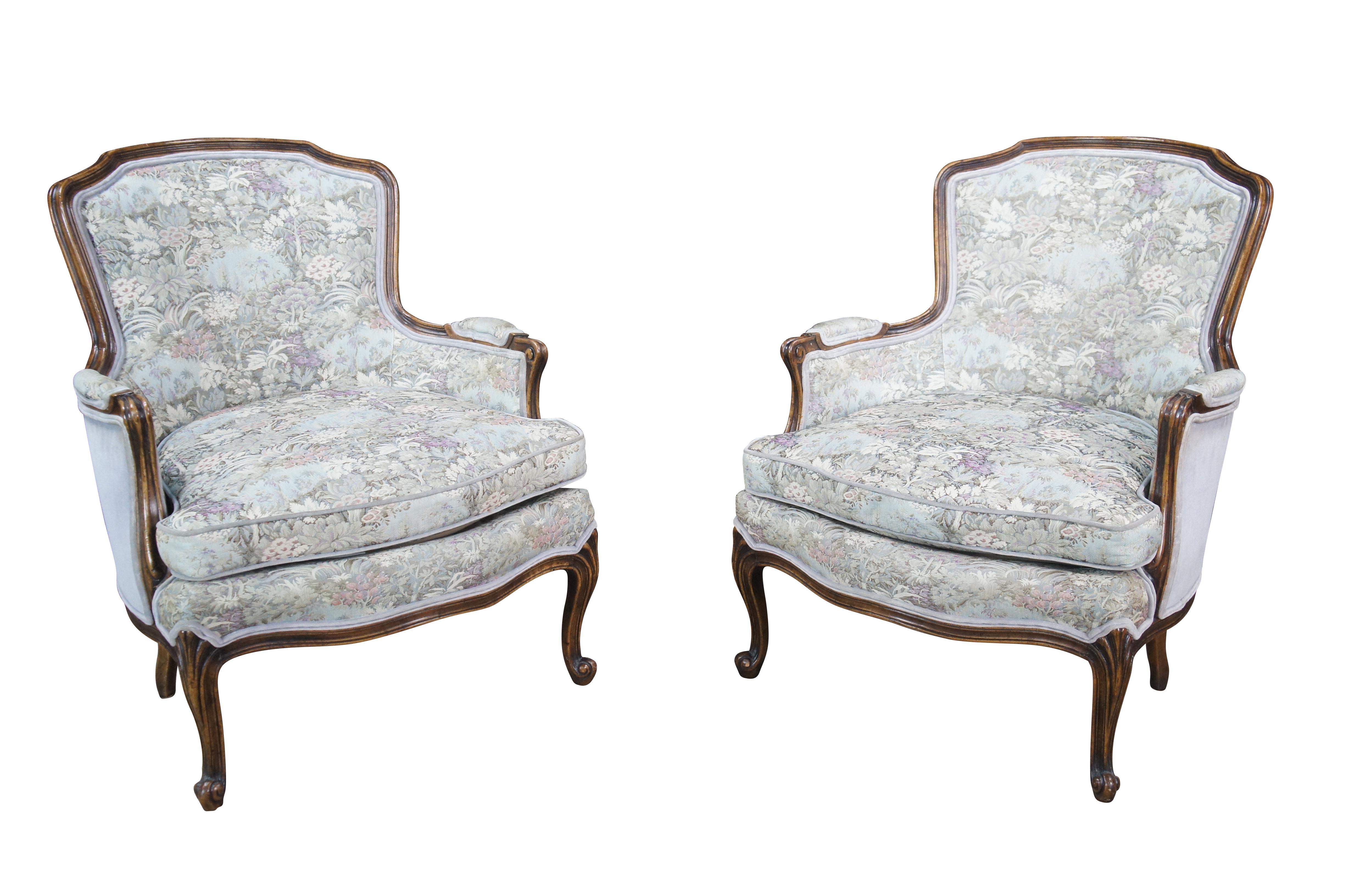 Provincial français 2 fauteuils Vintage A Hall Noyer Fauteuil Club Lounge Library en vente
