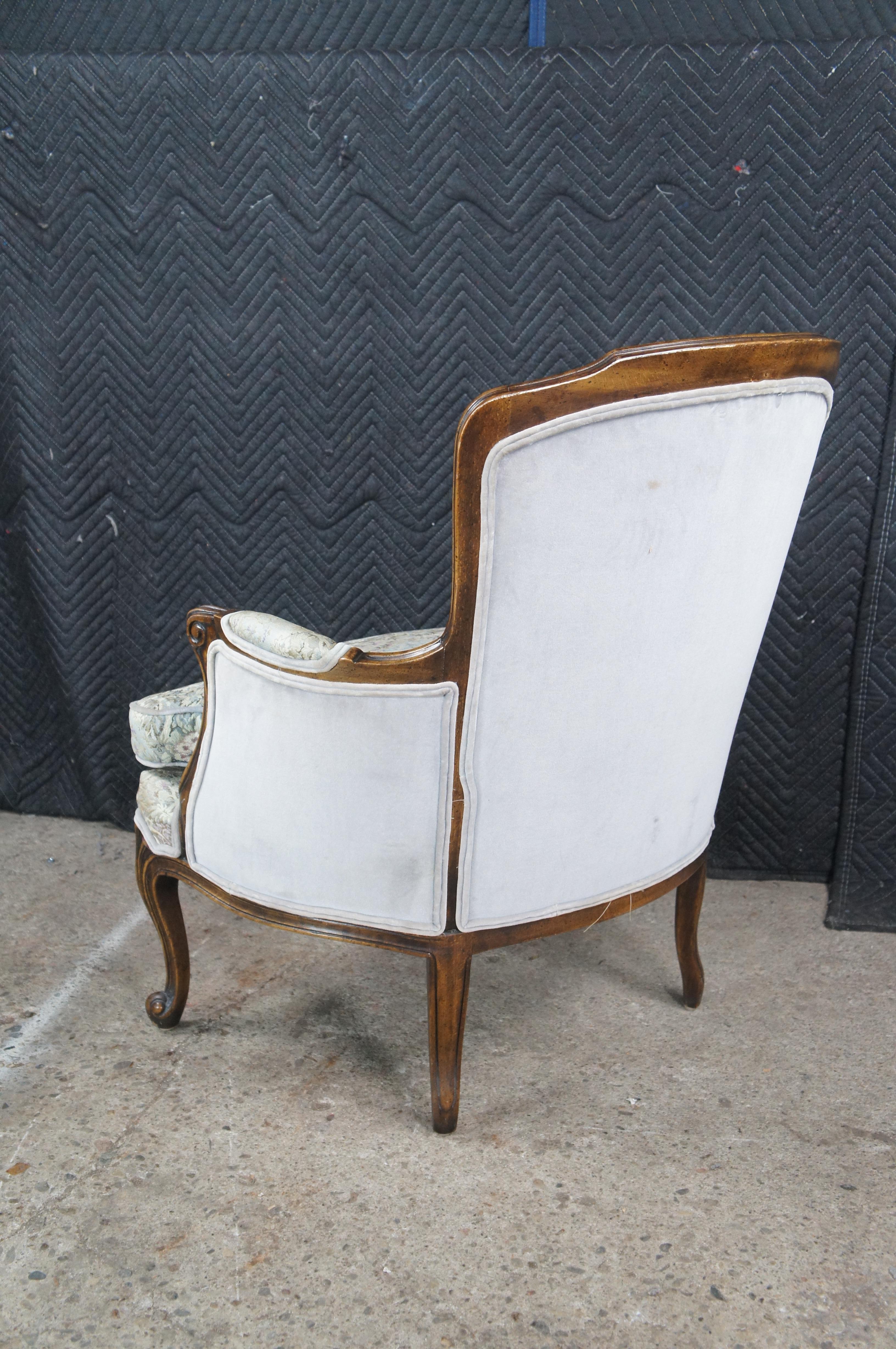 Tissu 2 fauteuils Vintage A Hall Noyer Fauteuil Club Lounge Library en vente