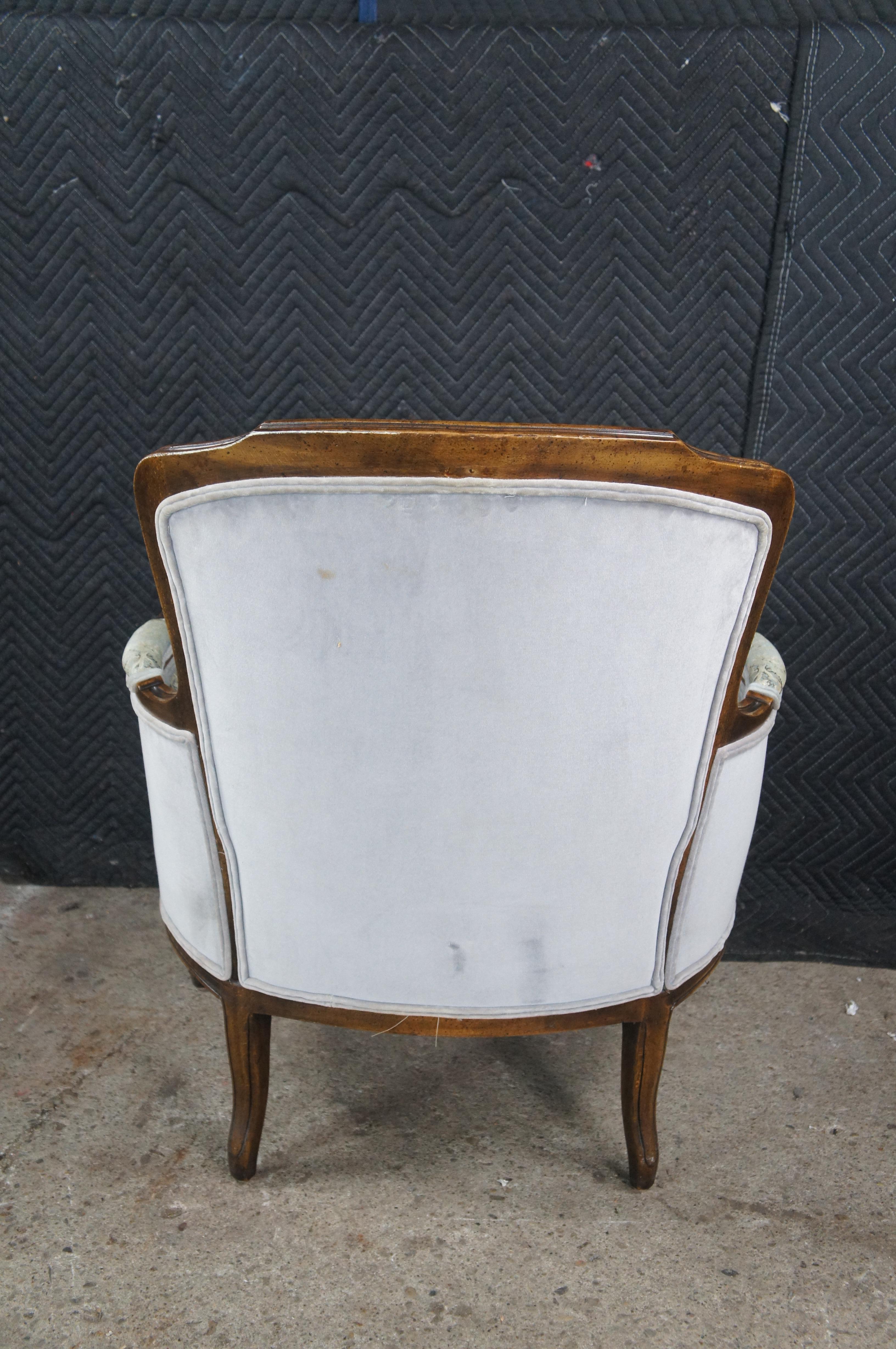 2 fauteuils Vintage A Hall Noyer Fauteuil Club Lounge Library en vente 1