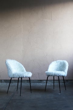 2 weiße Vintage-Pelzstühle mit Eisenbeinen