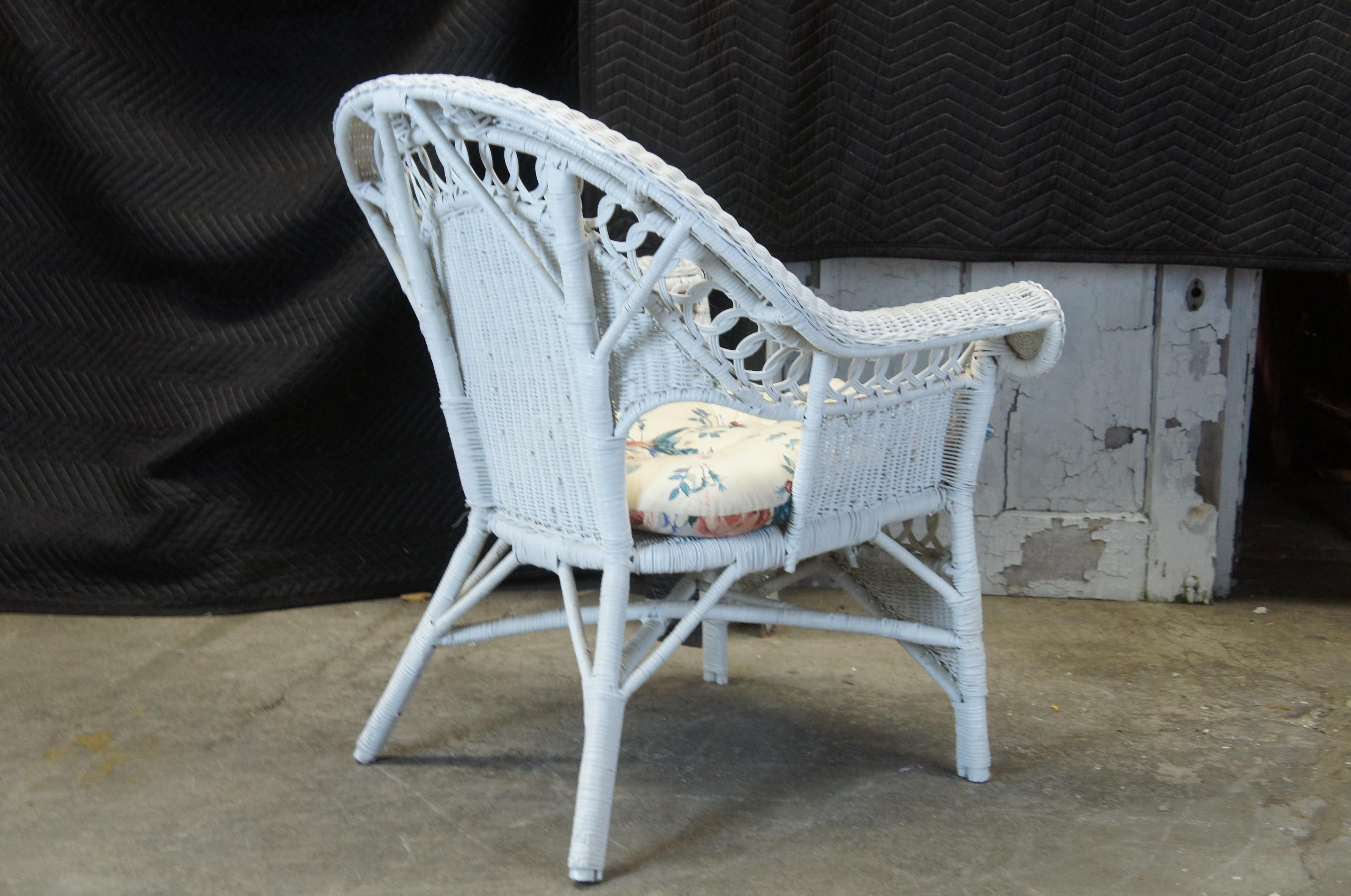 2 Vintage Wicker Bamboo Rattan Rolled Club Arm Chairs White Painted Boho Chic In Good Condition In Dayton, OH
