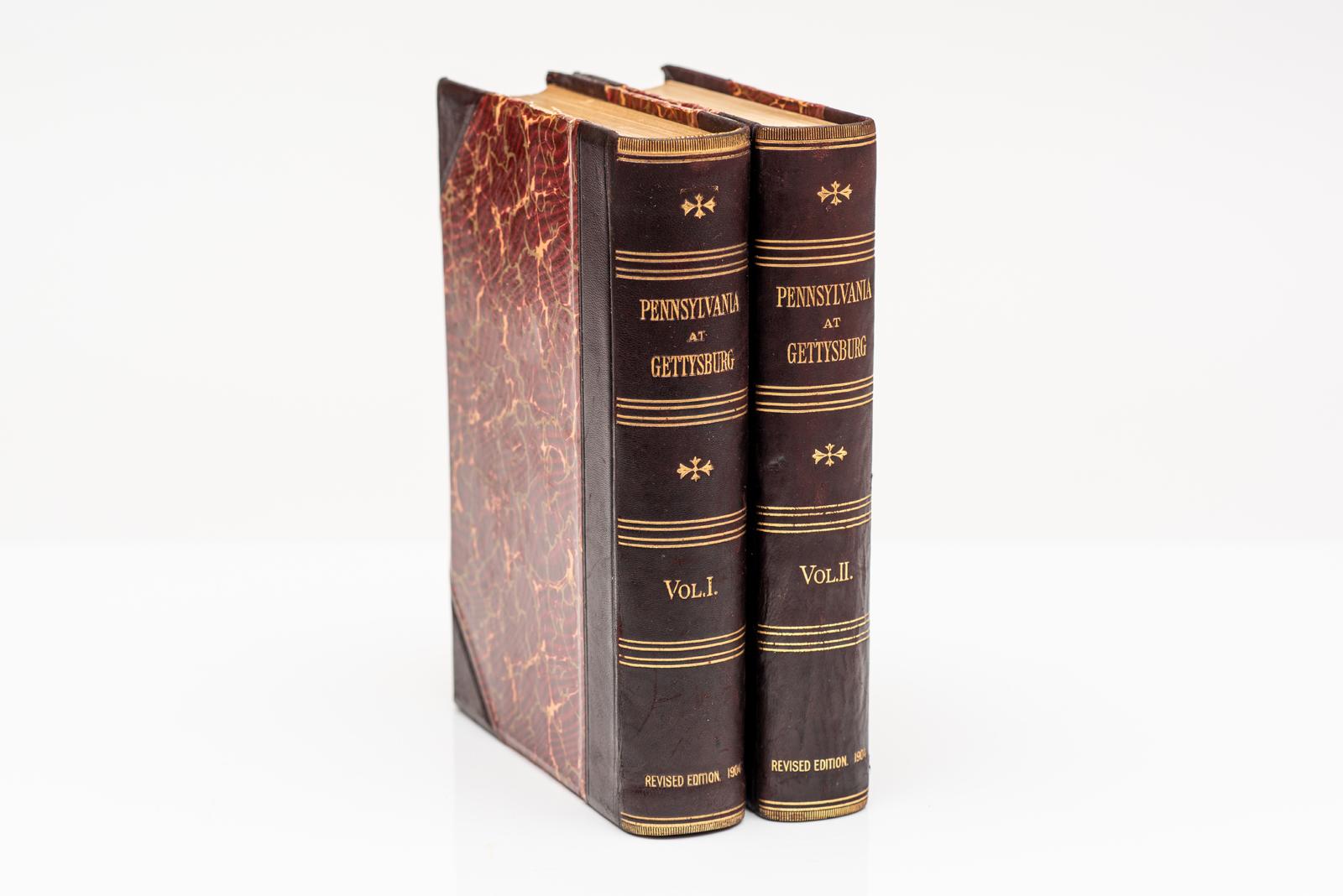 2 Bde. Anon, Pennsylvania in Gettysburg. Erstausgabe. Gebunden in 3/4 Kalb und marmorierte Vorsätze. Alle Kanten vergoldet. Vergoldete Rückenschilder. Mit echten Kolumnenausschnitten und Illustrationen. Veröffentlicht in Harrisburg, Pennsylvania:
